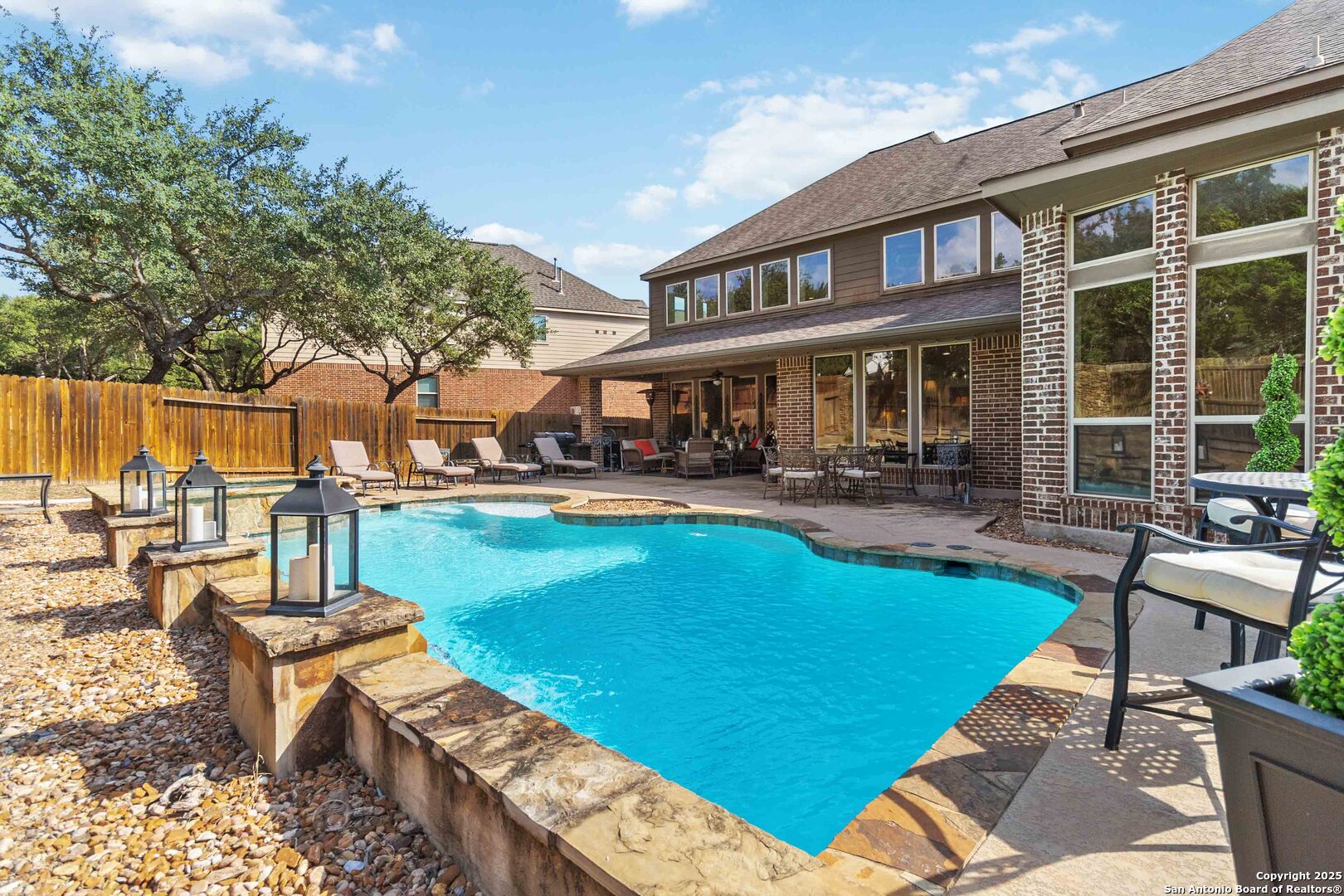 8905 Soaring Oak
