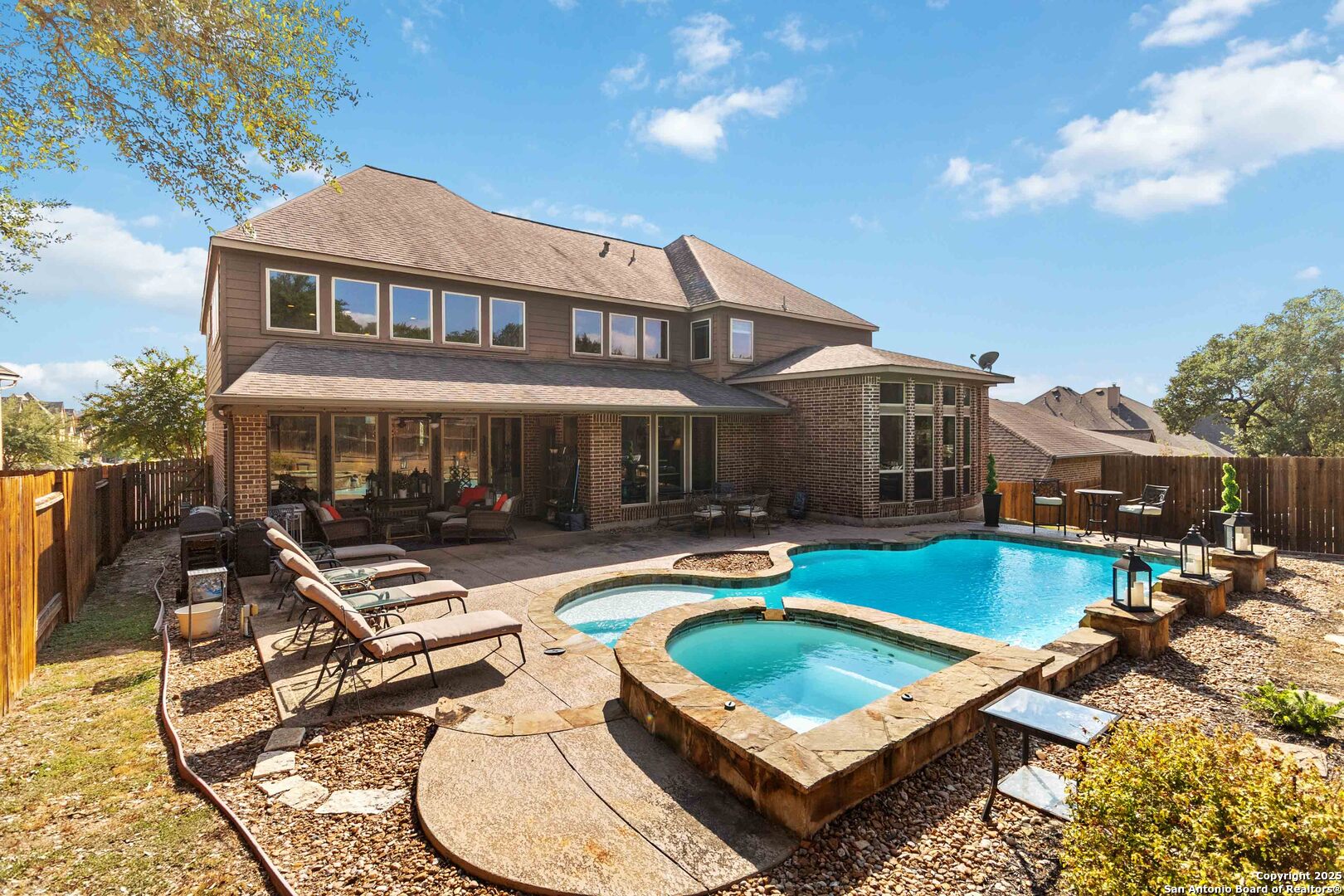 8905 Soaring Oak