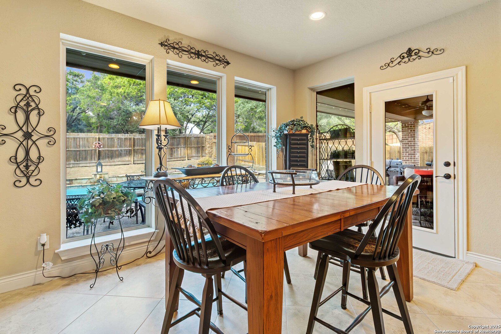 8905 Soaring Oak