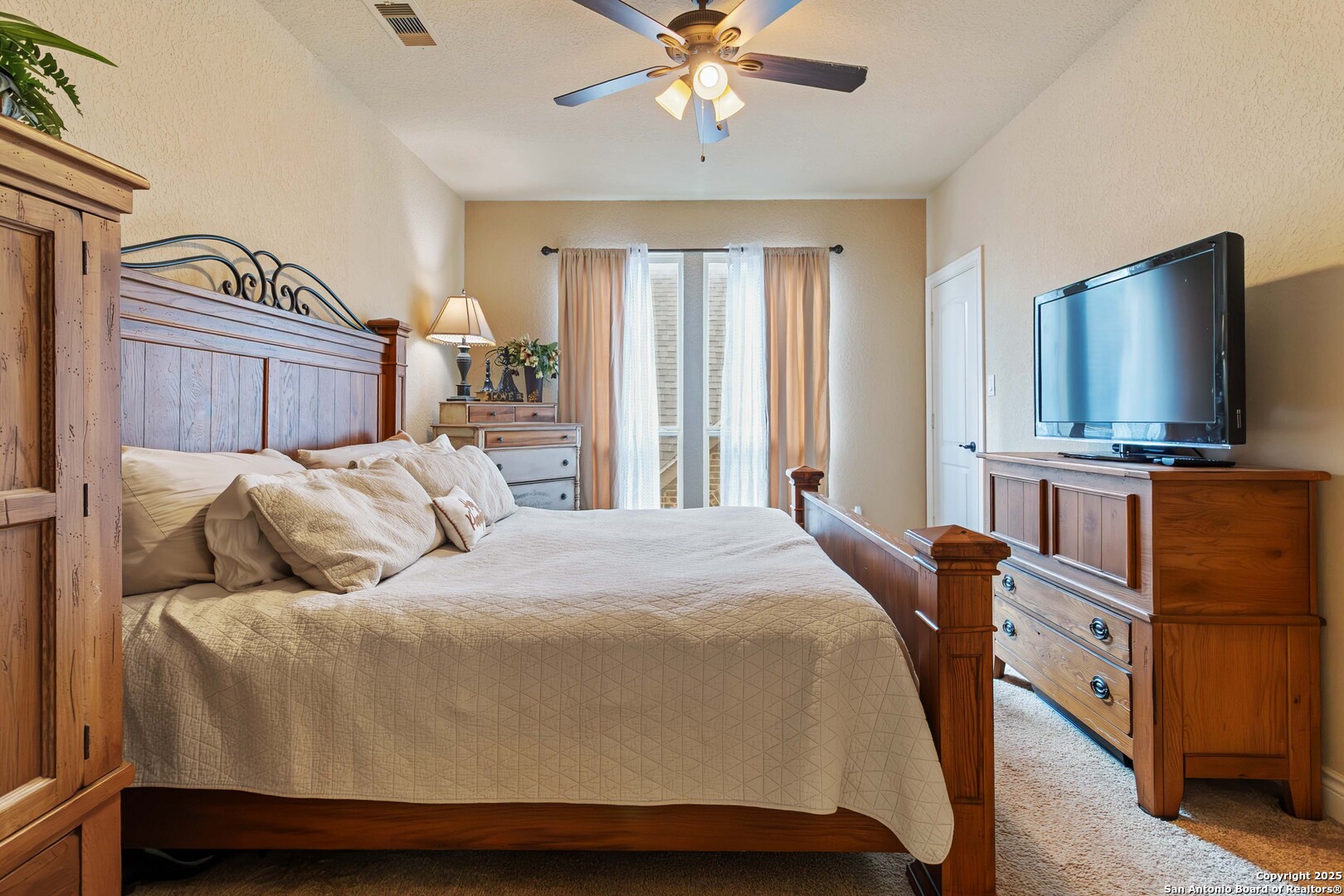 8905 Soaring Oak