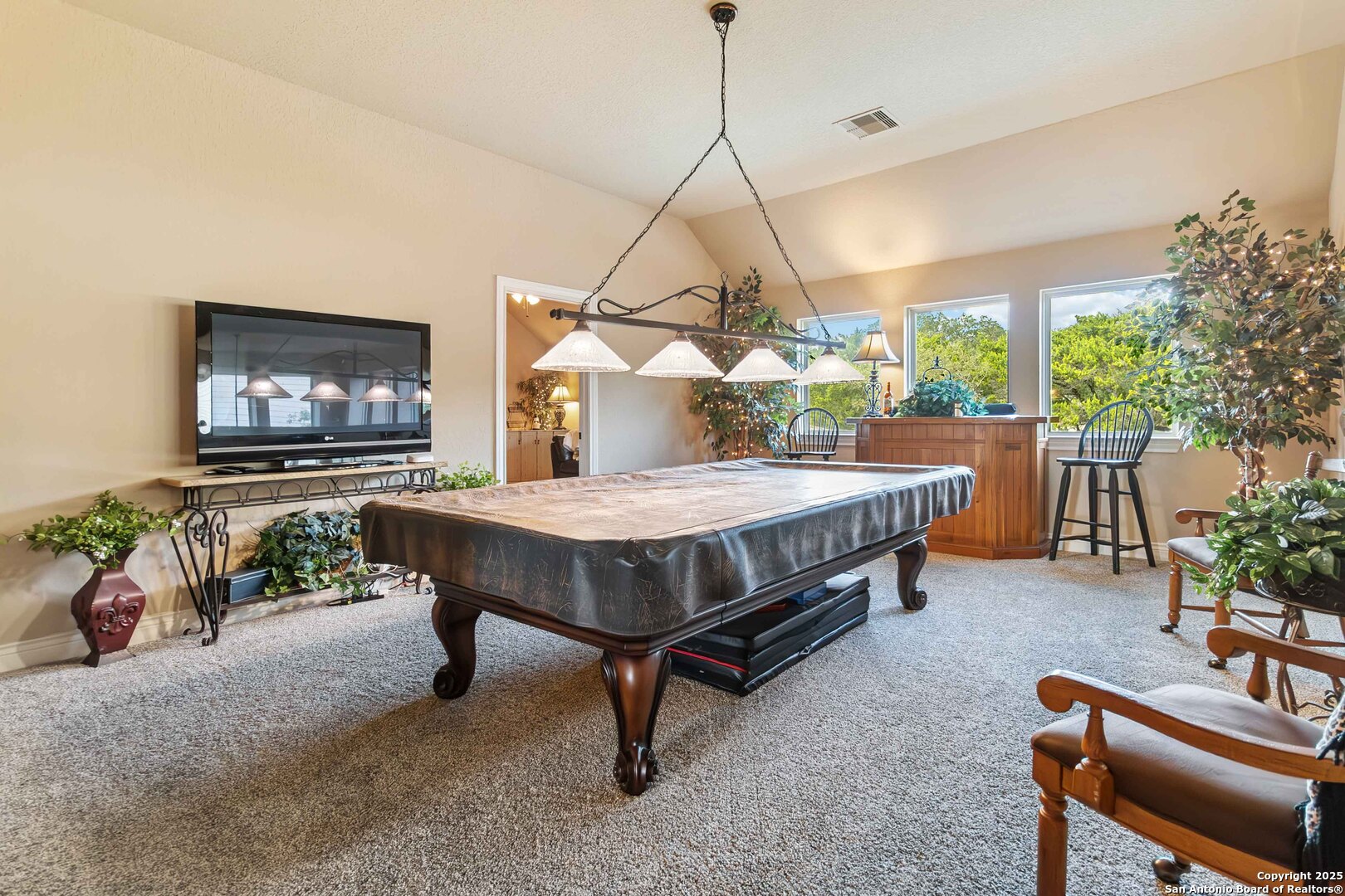 8905 Soaring Oak
