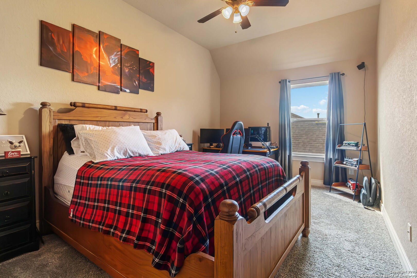 8905 Soaring Oak