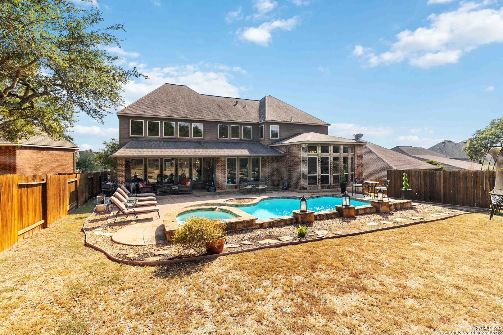 8905 Soaring Oak