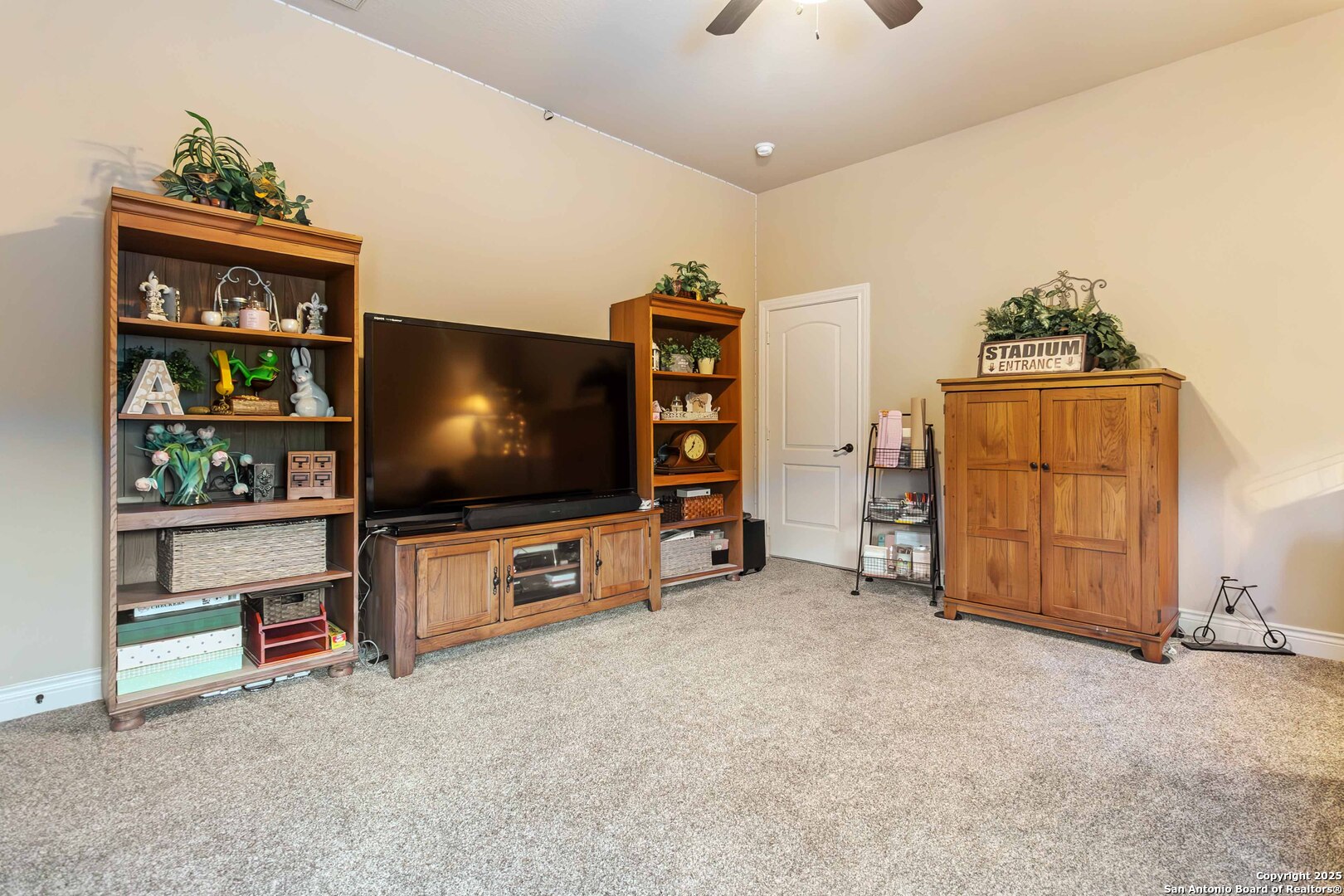 8905 Soaring Oak