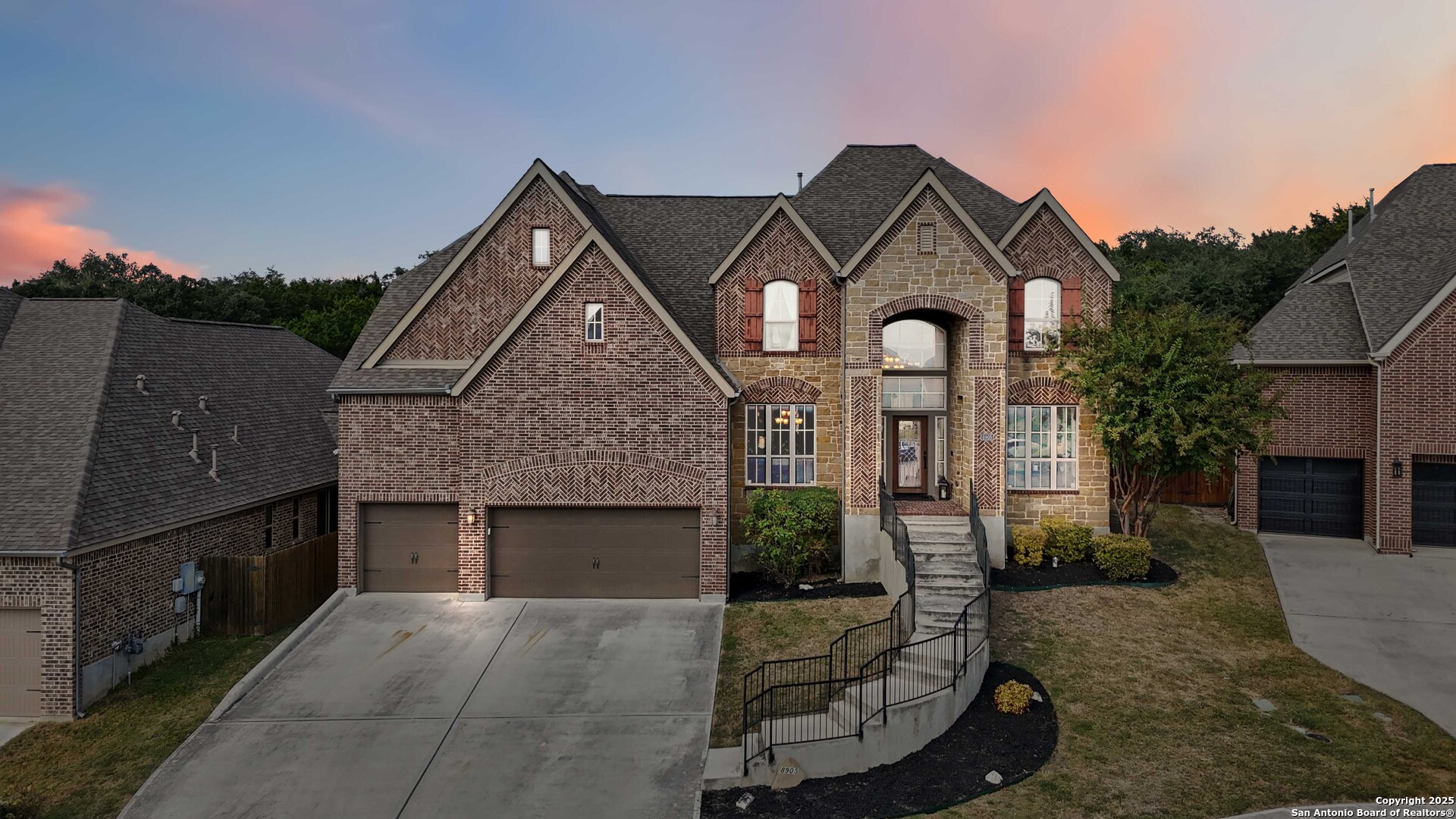 8905 Soaring Oak