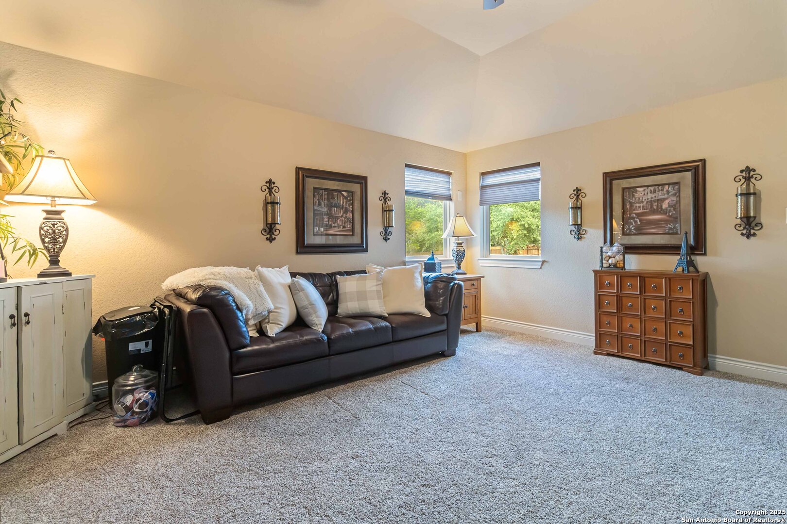 8905 Soaring Oak