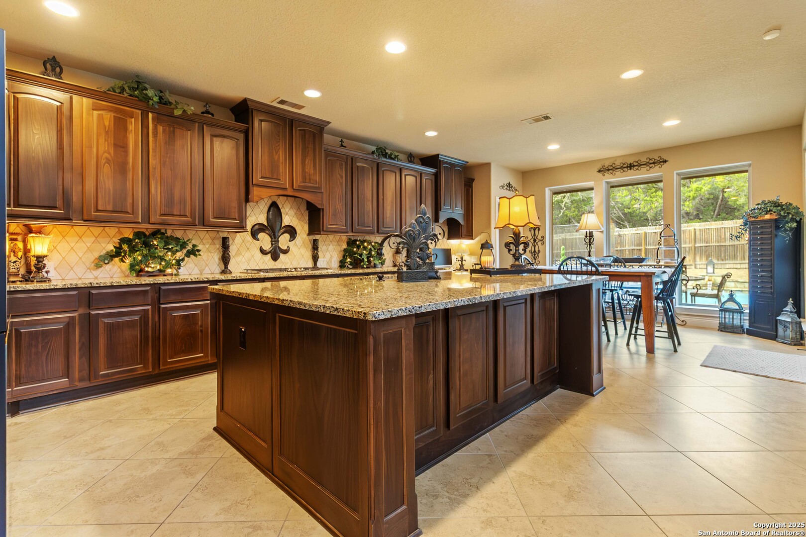 8905 Soaring Oak