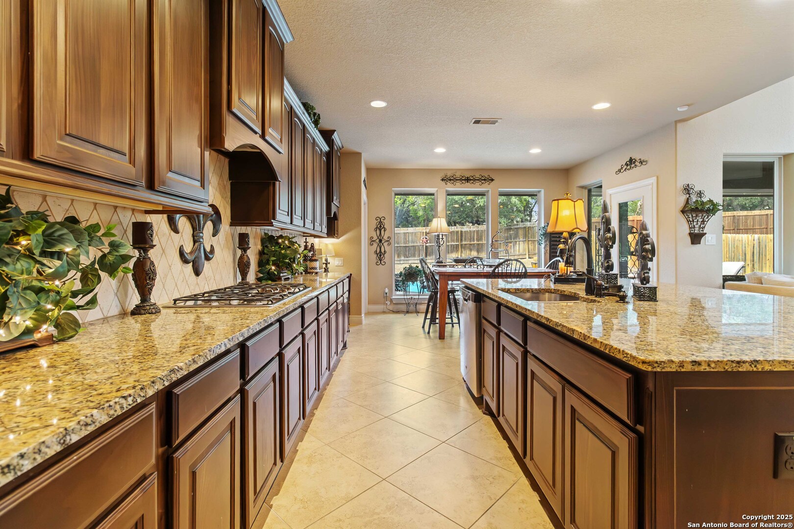 8905 Soaring Oak