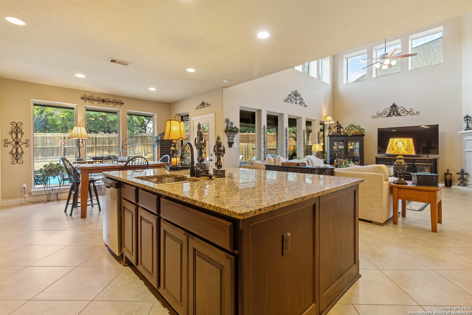 8905 Soaring Oak