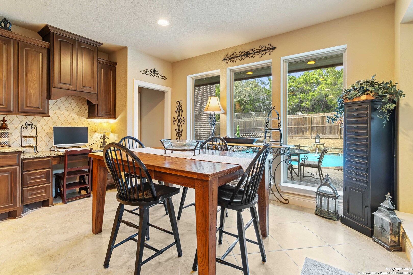 8905 Soaring Oak