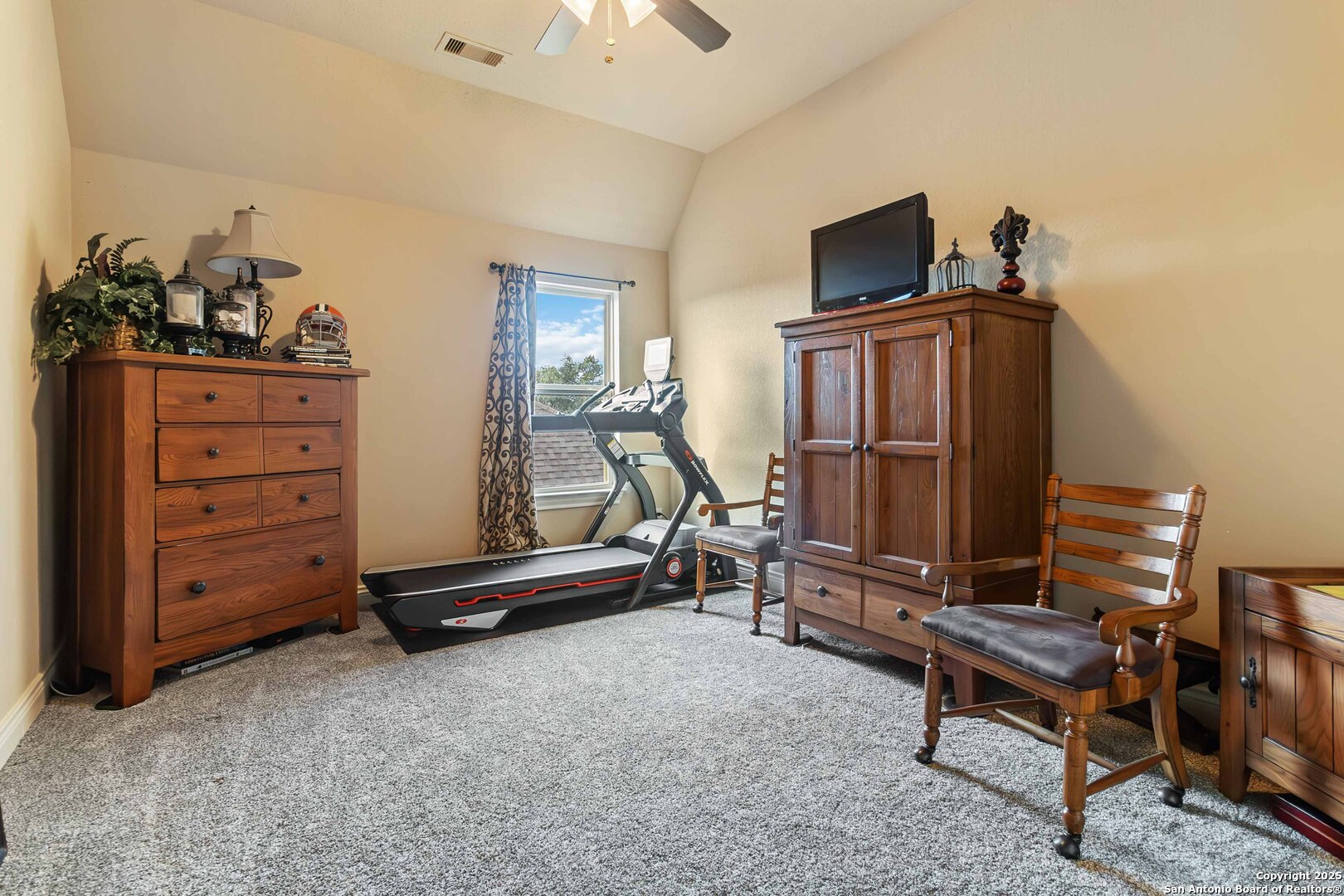 8905 Soaring Oak