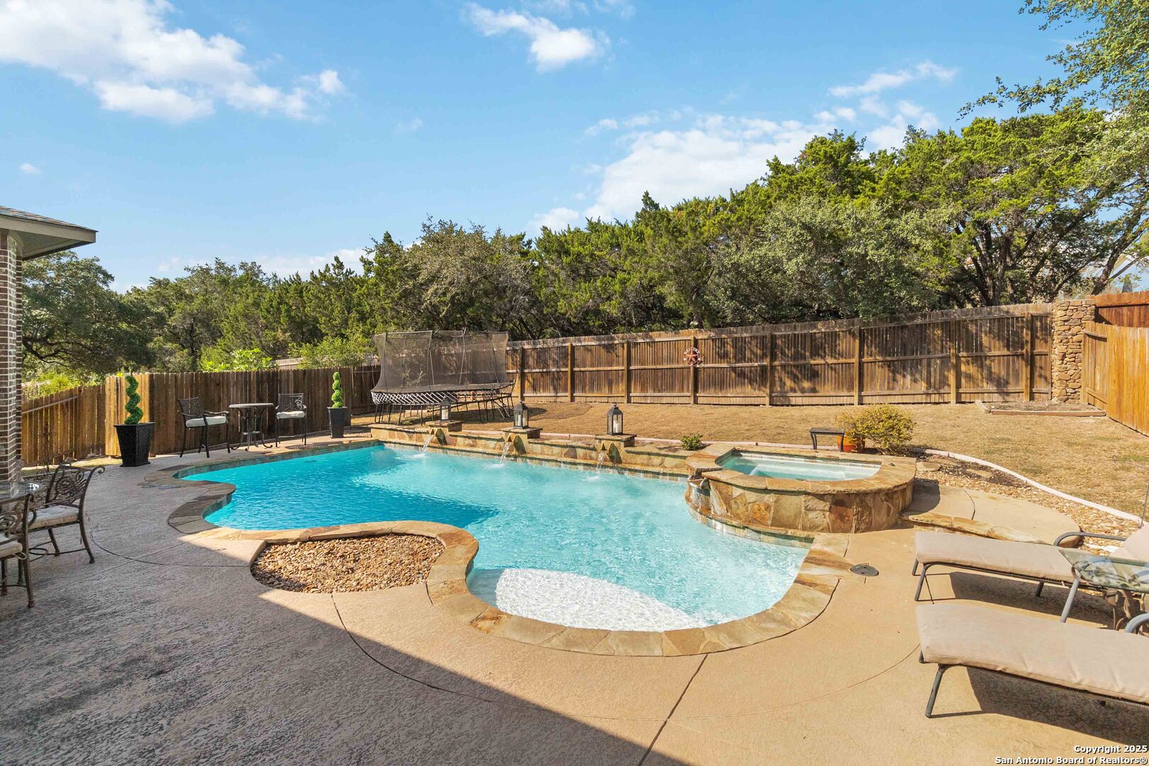 8905 Soaring Oak