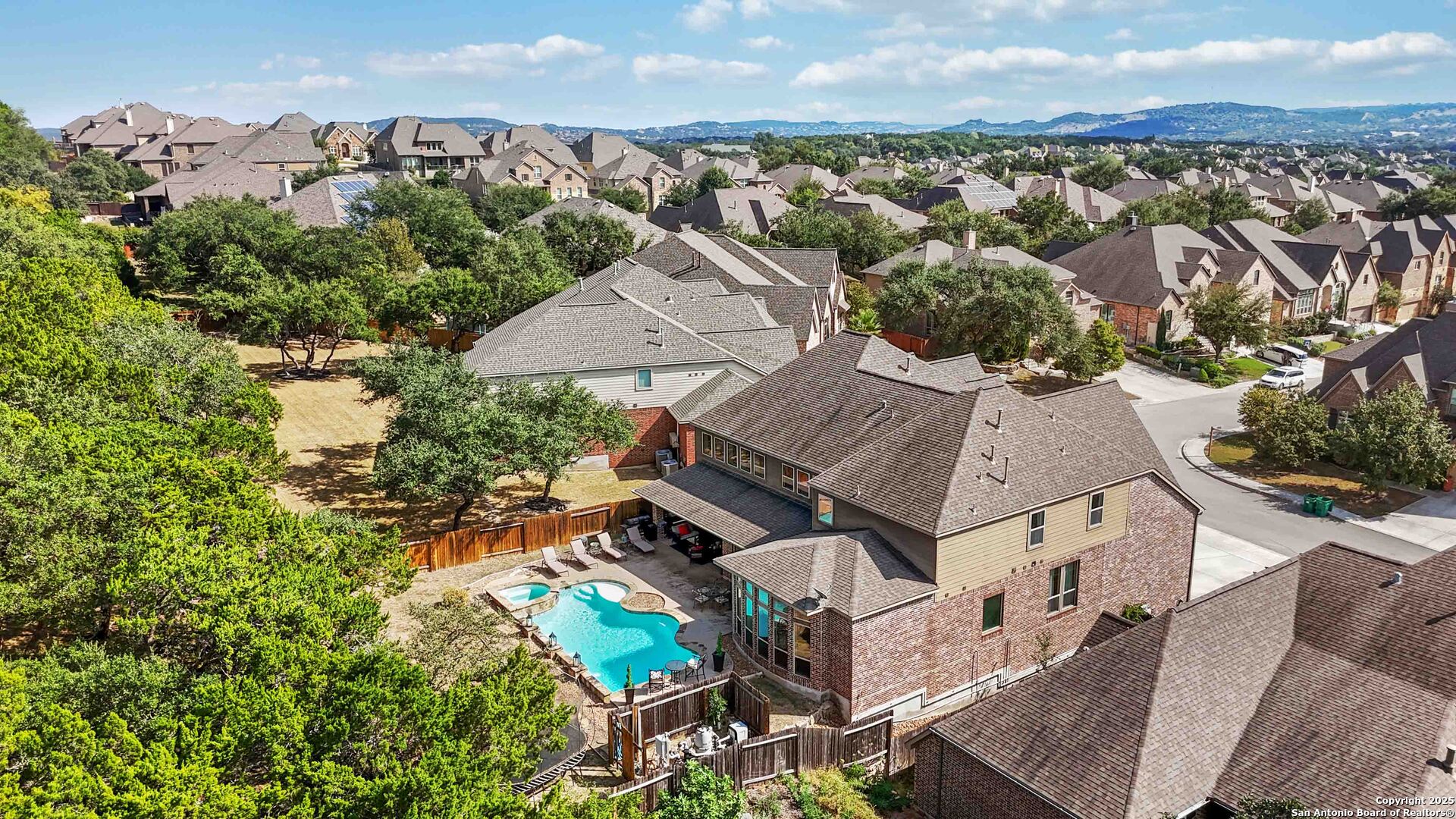 8905 Soaring Oak