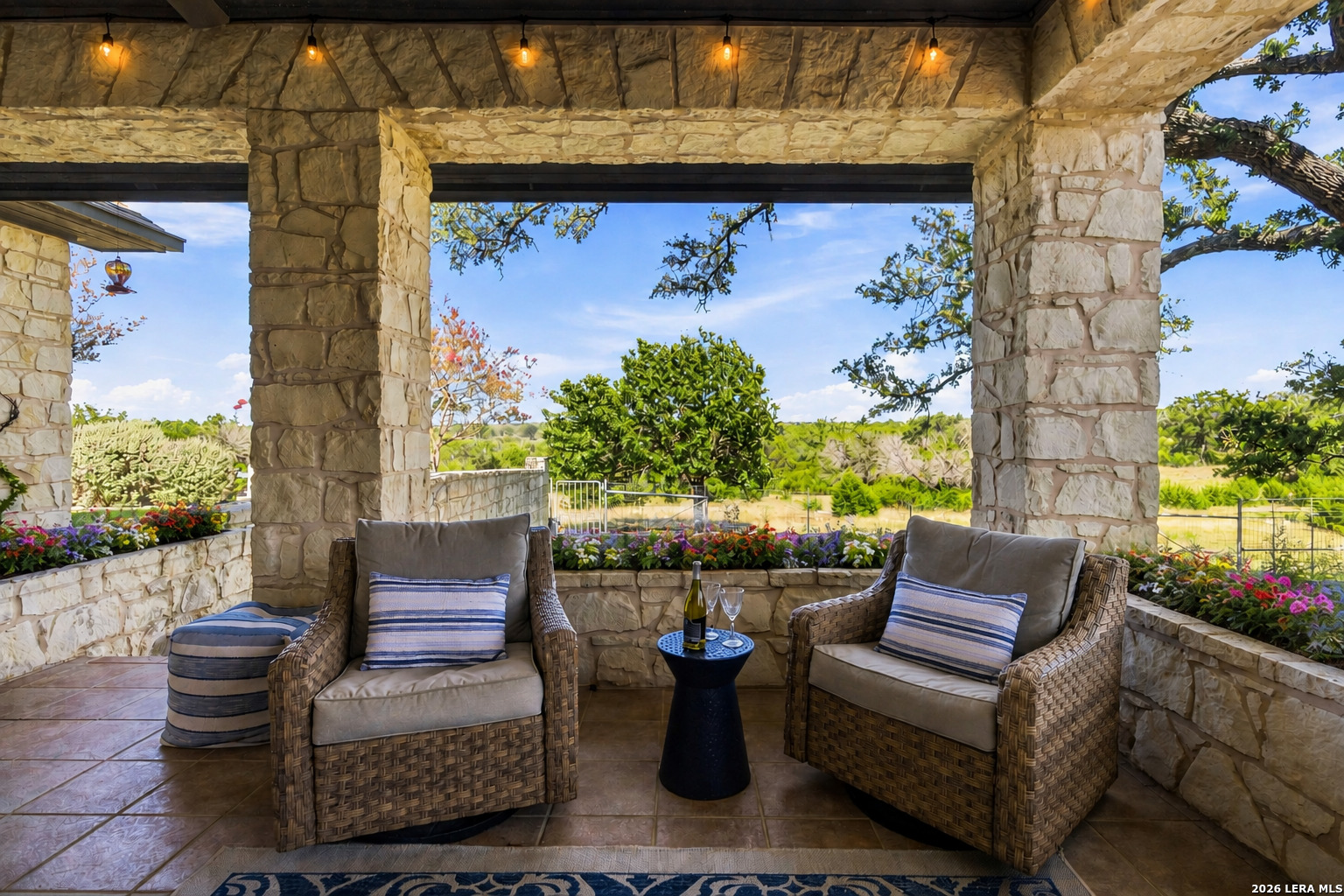 160 LIVE OAK LN