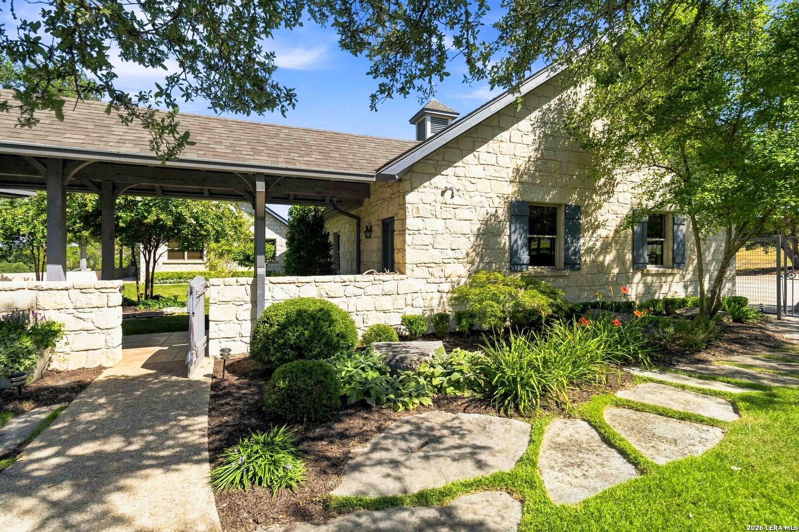 160 LIVE OAK LN