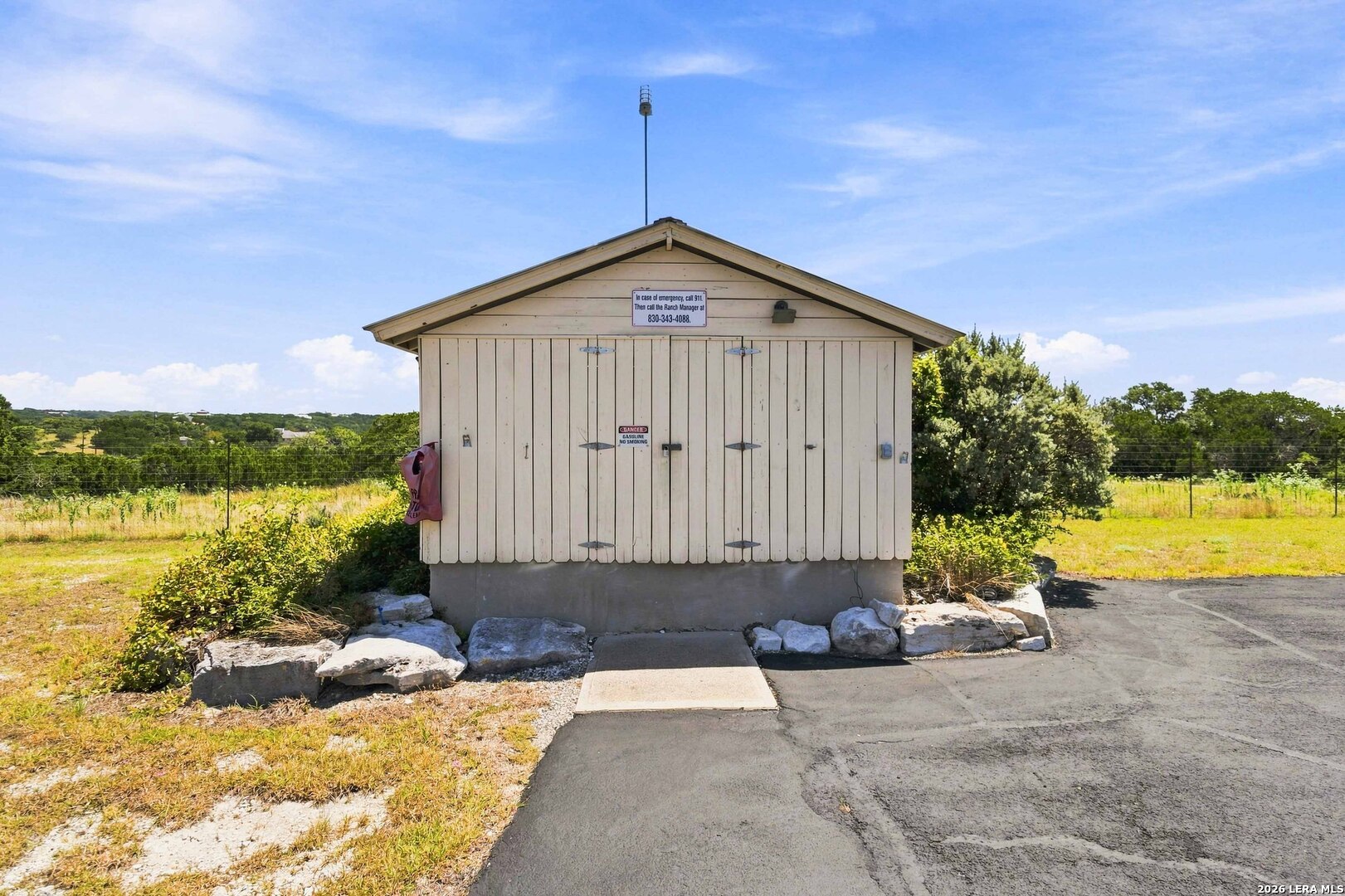 160 LIVE OAK LN