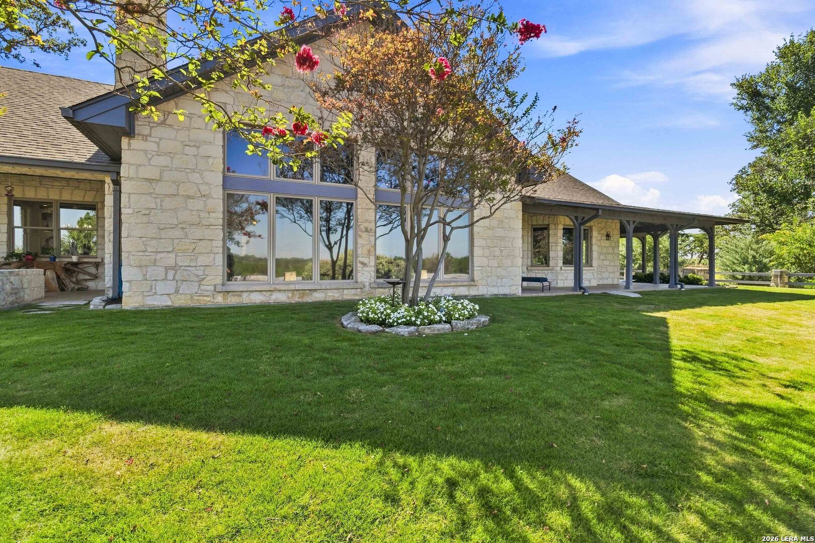 160 LIVE OAK LN