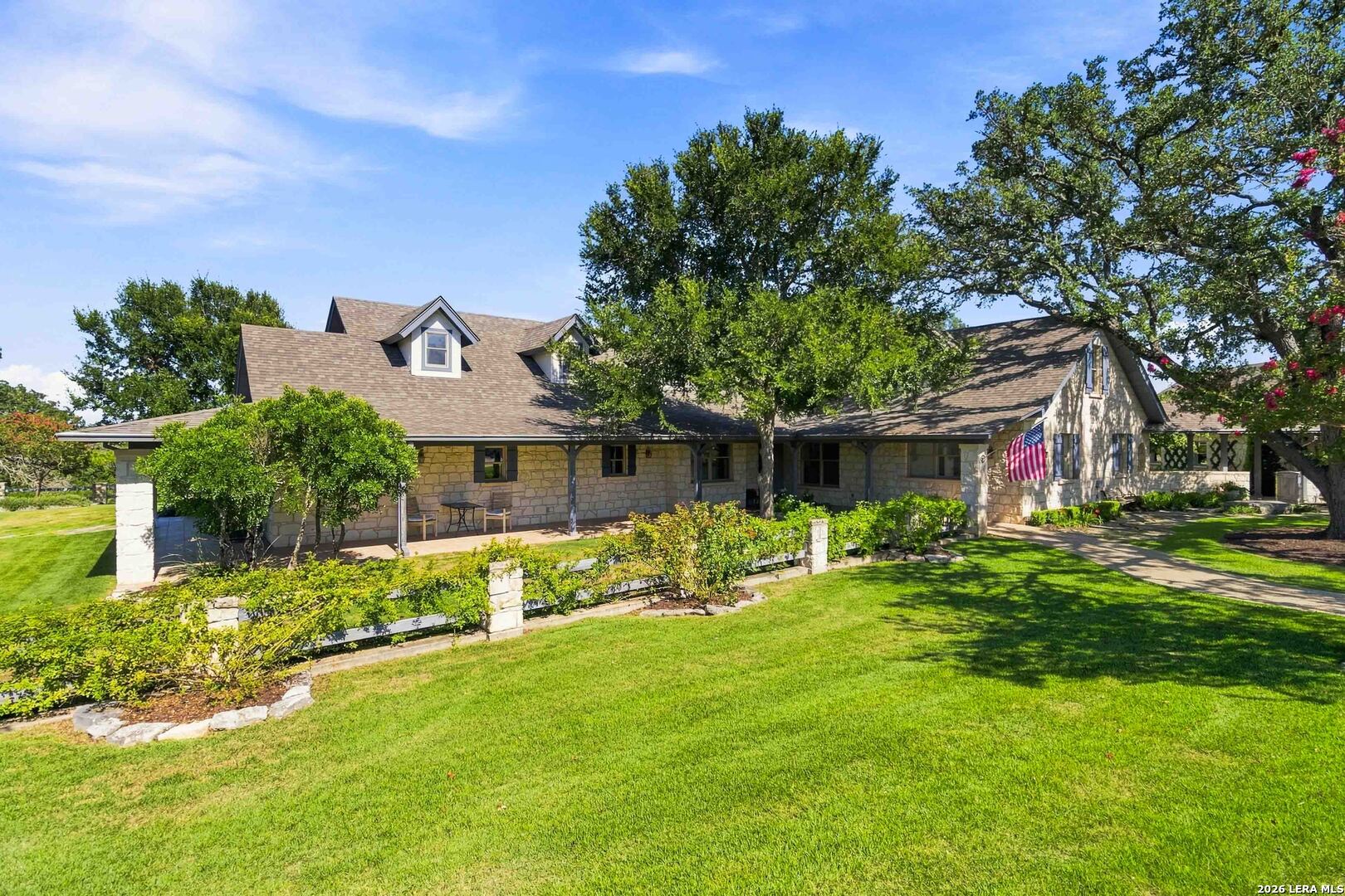 160 LIVE OAK LN