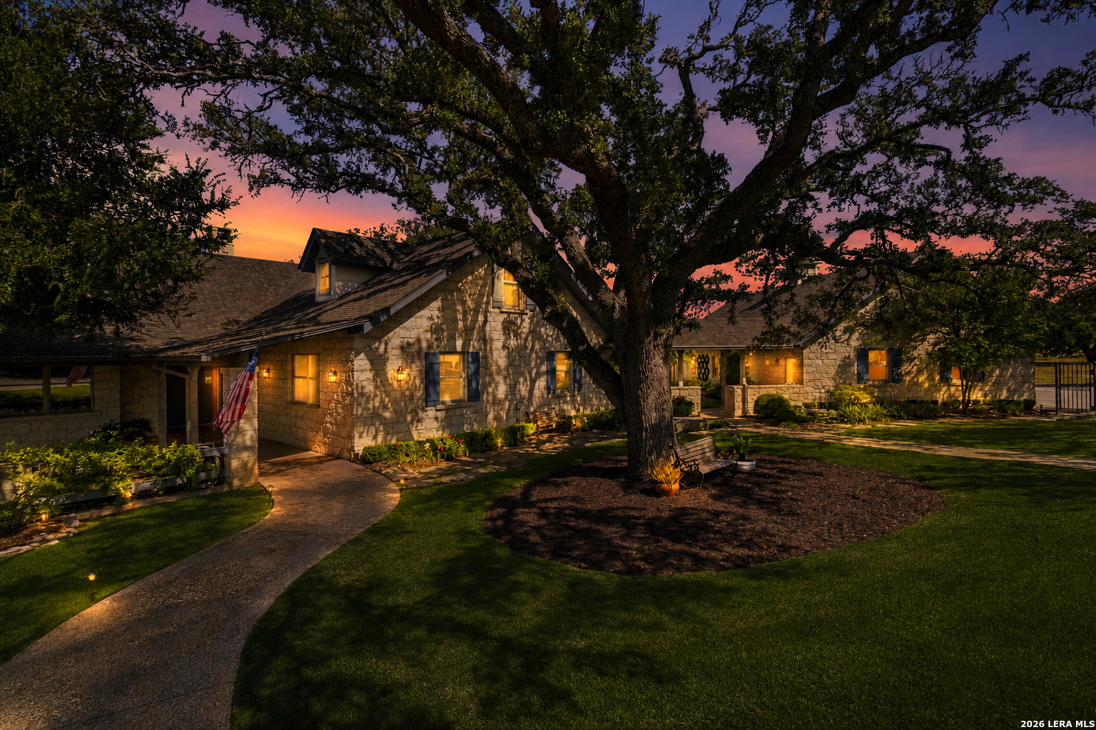 160 LIVE OAK LN