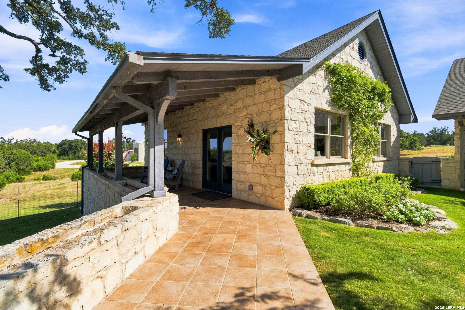 160 LIVE OAK LN