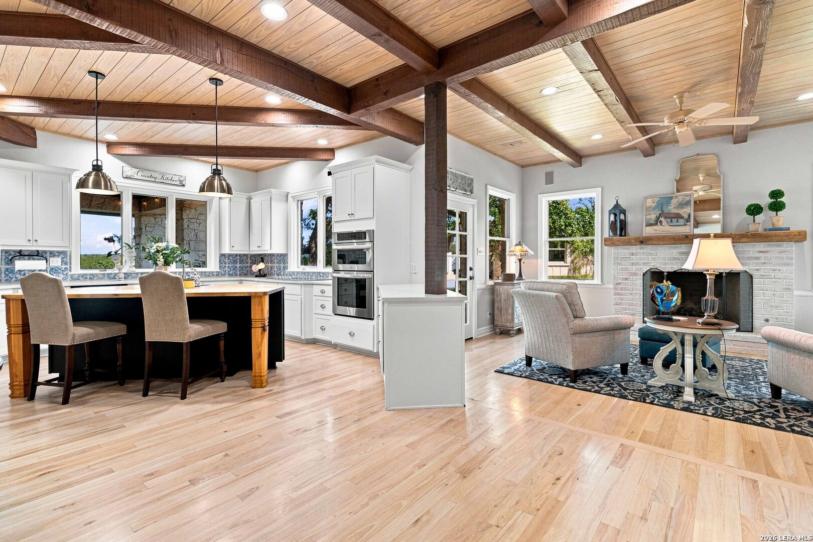 160 LIVE OAK LN