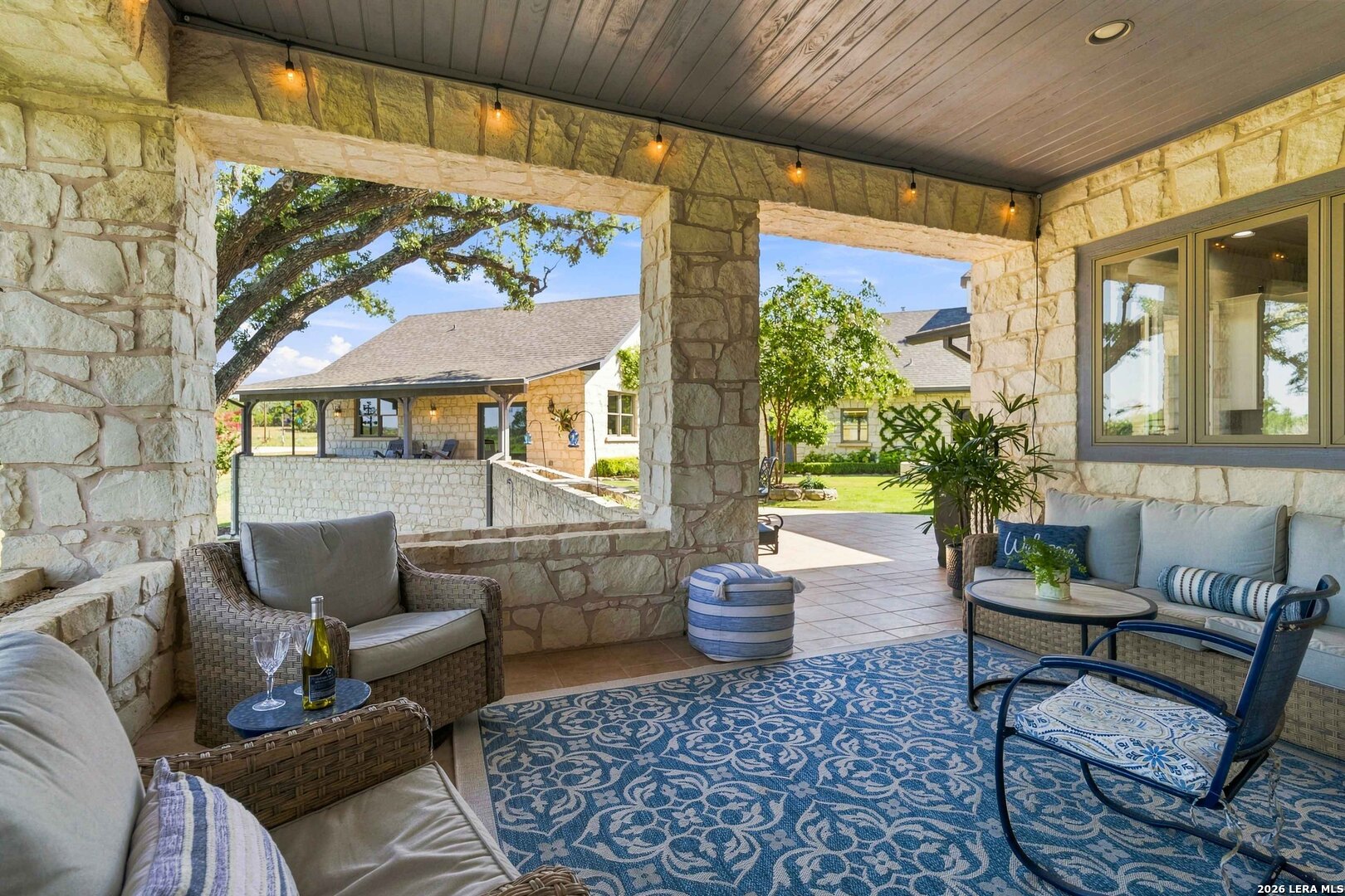 160 LIVE OAK LN