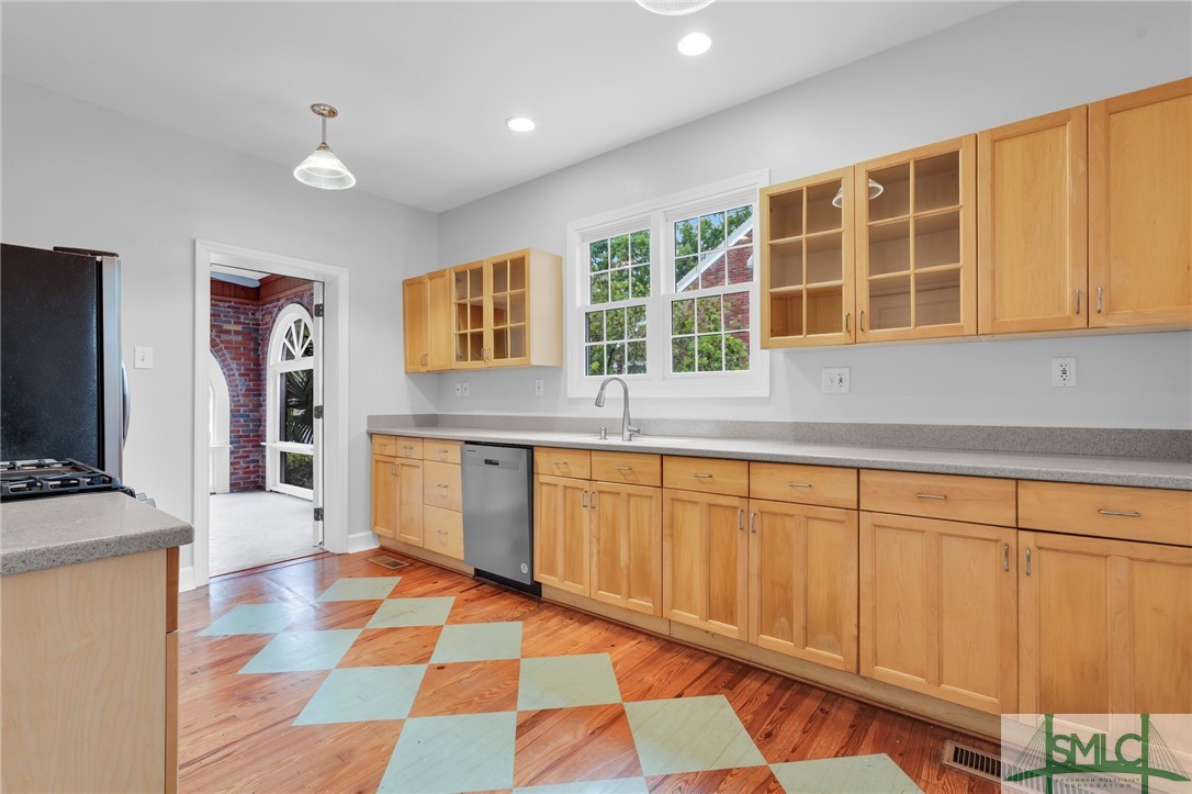516 E 53rd Street