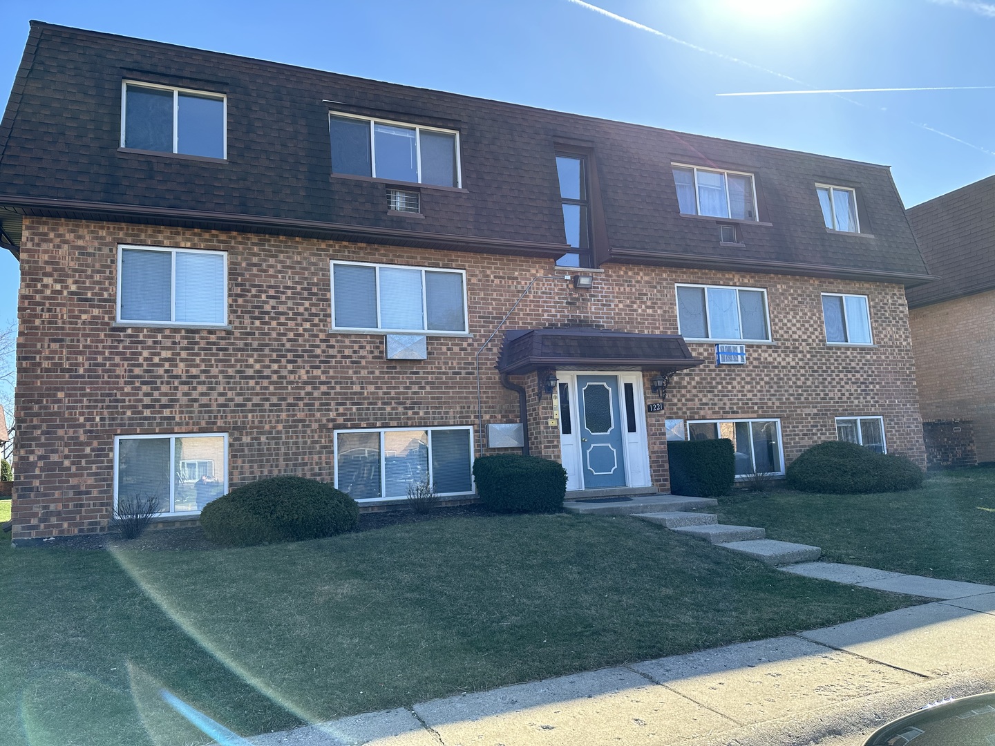 1221 E Woodbury Lane