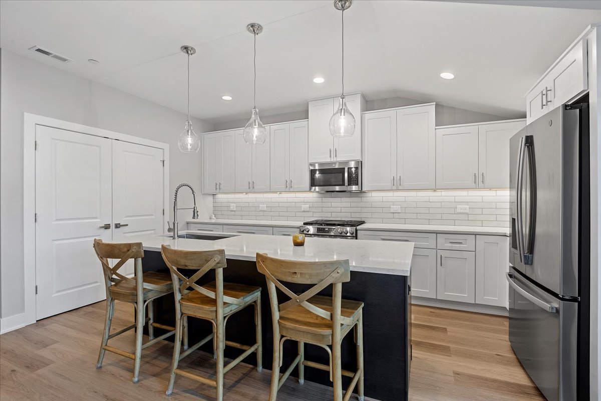 319 S Glendale Avenue Unit: 303