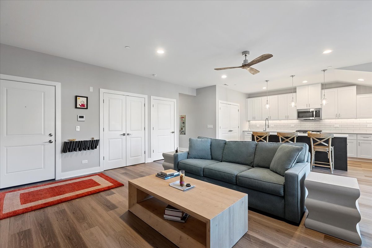 319 S Glendale Avenue Unit: 303