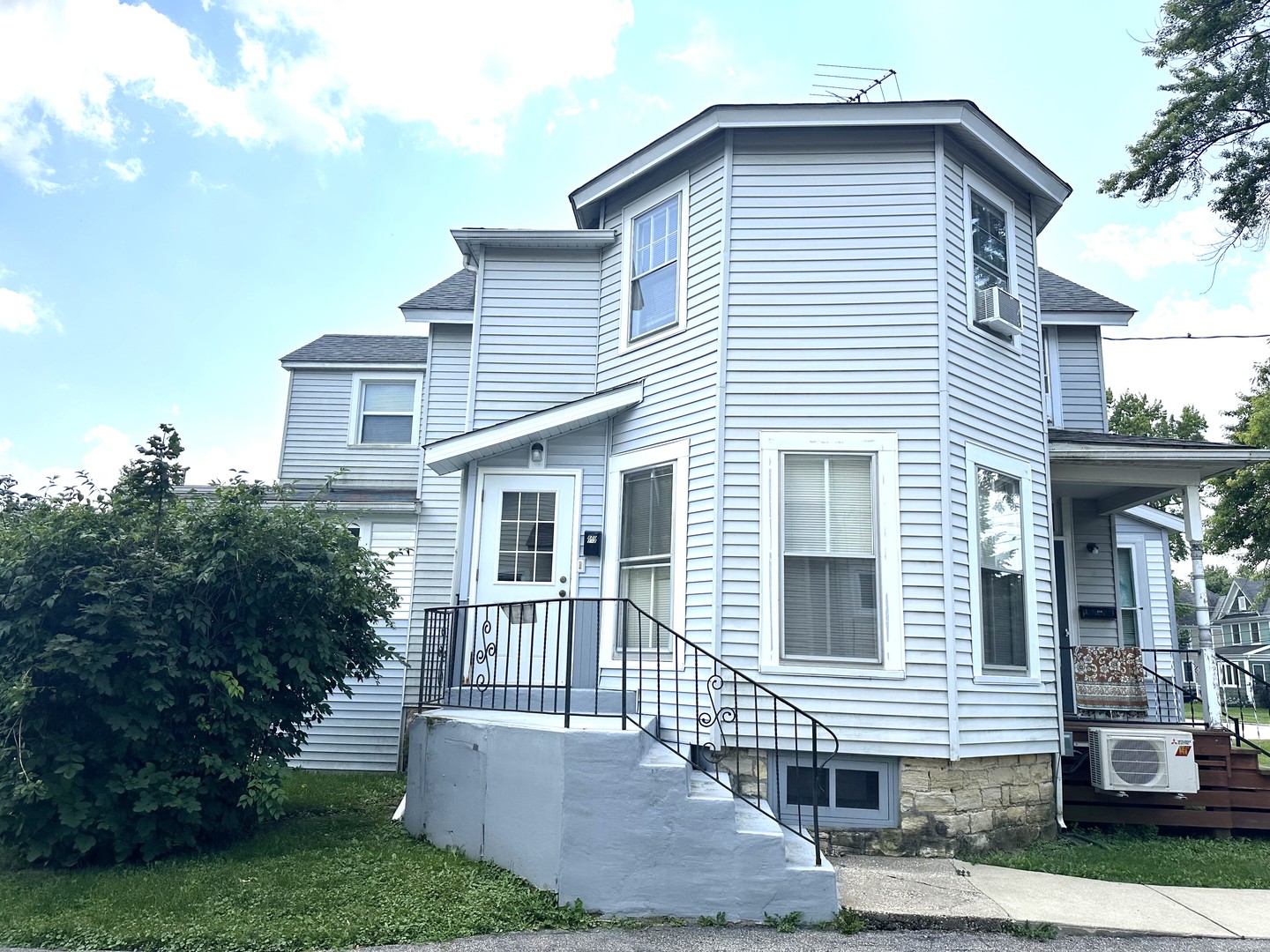 820 Clay Street Unit: 1-2