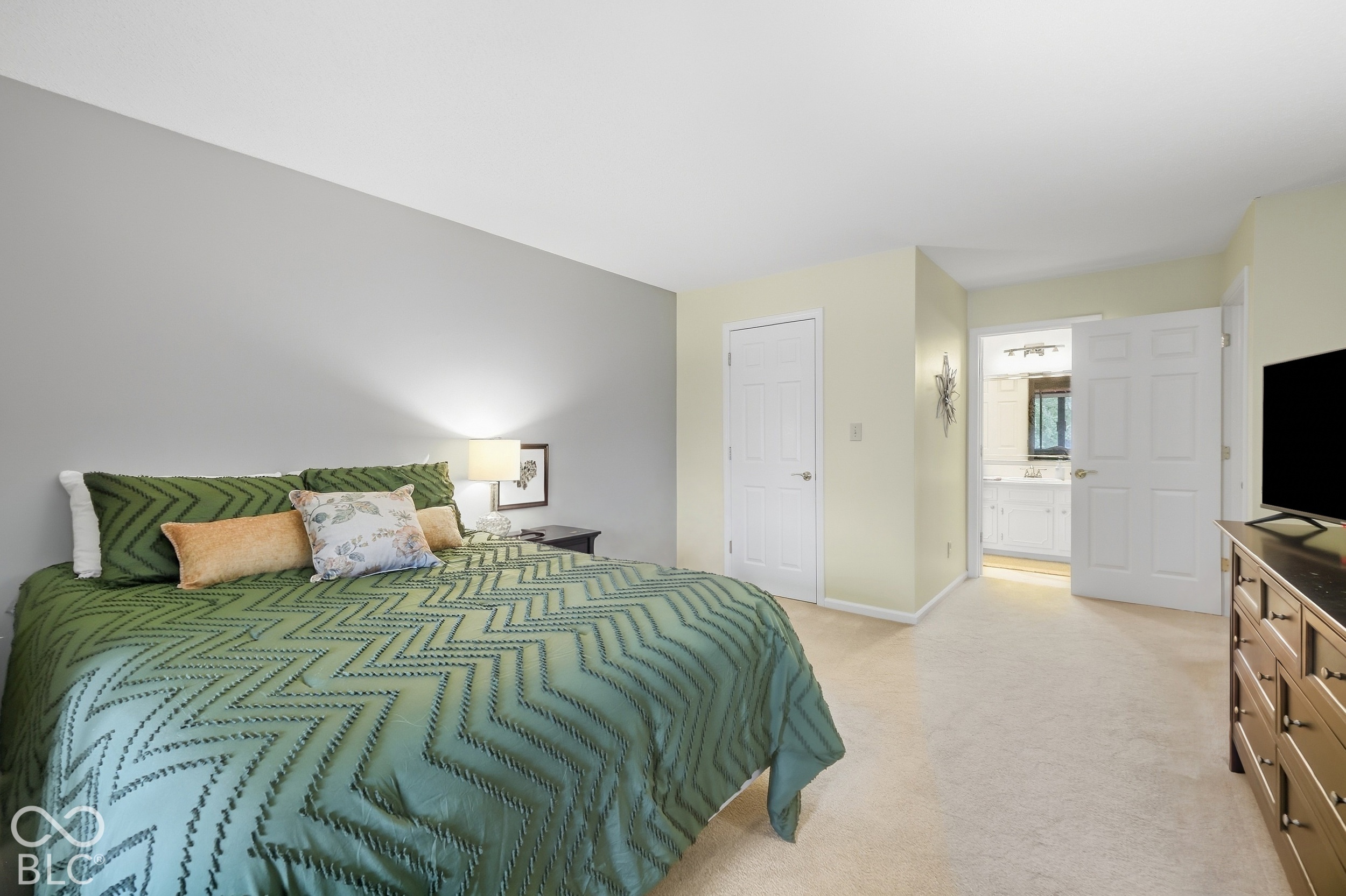 558 W Hunters Drive Unit: APT D