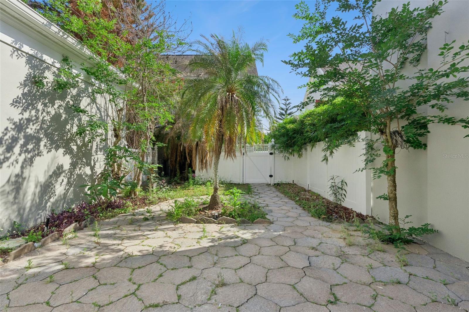 629 MULBERRY AVE
