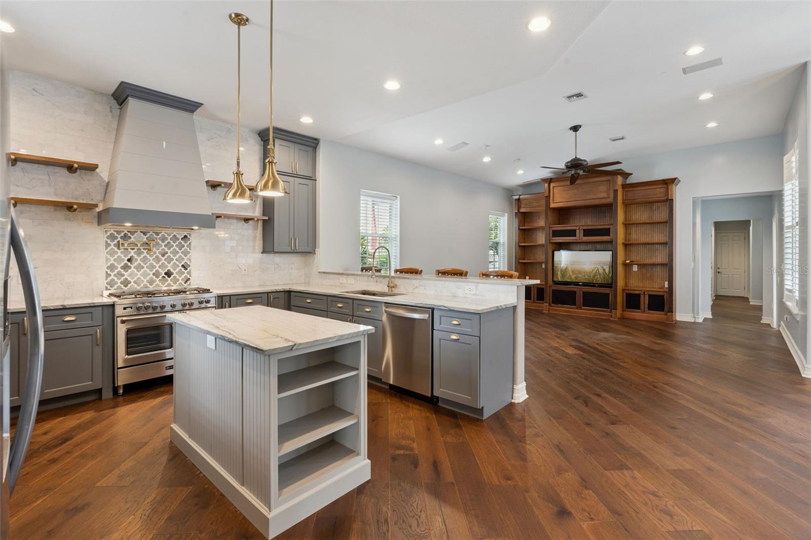 906 SPRING PARK LOOP