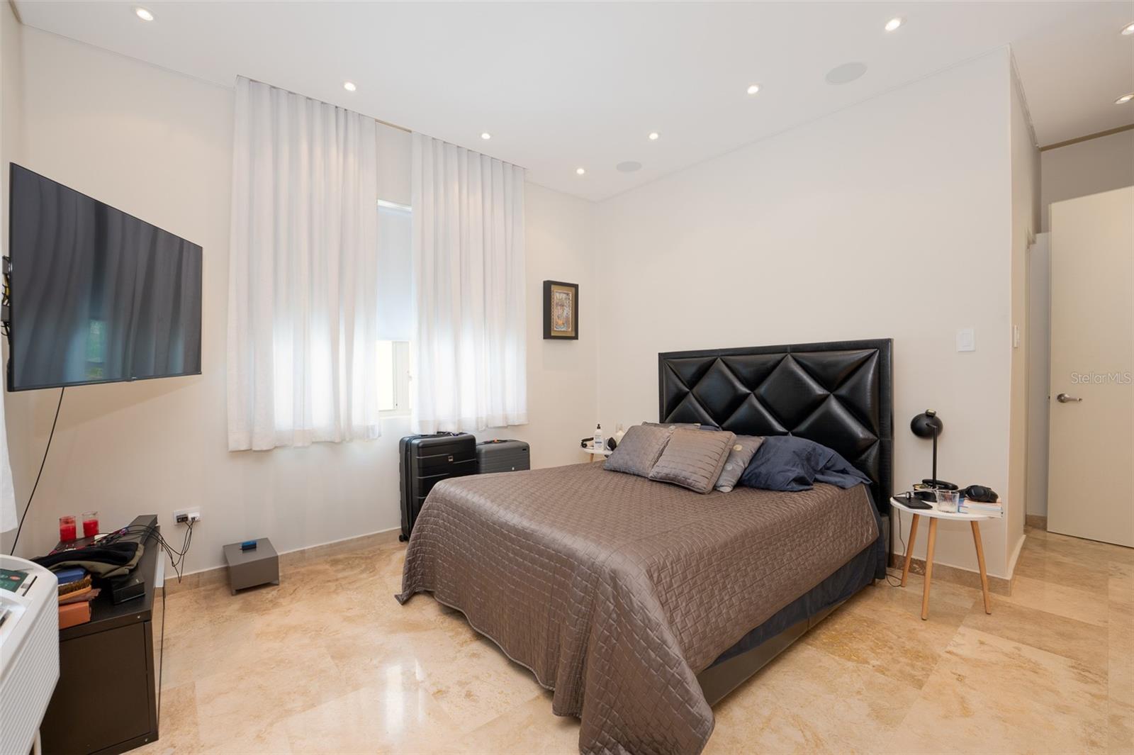 610 AVE MIRAMAR #202