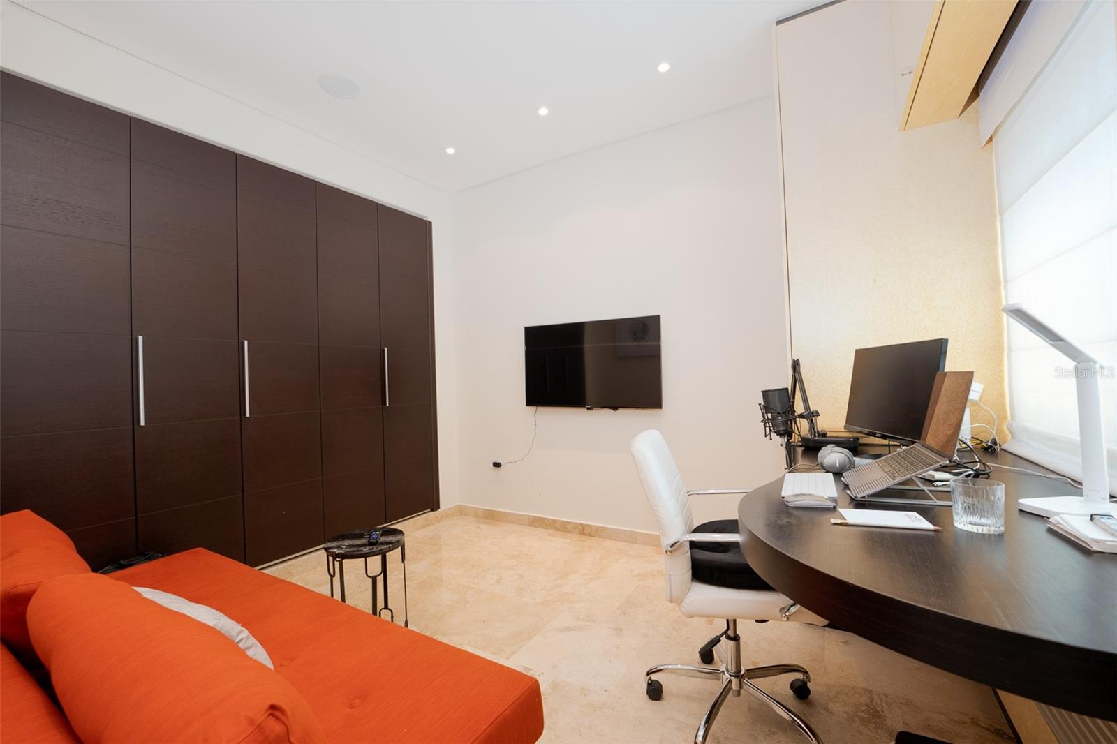 610 AVE MIRAMAR #202