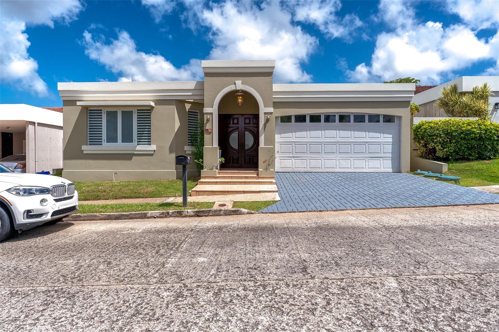 76 CALLE REINA ALEXANDRA