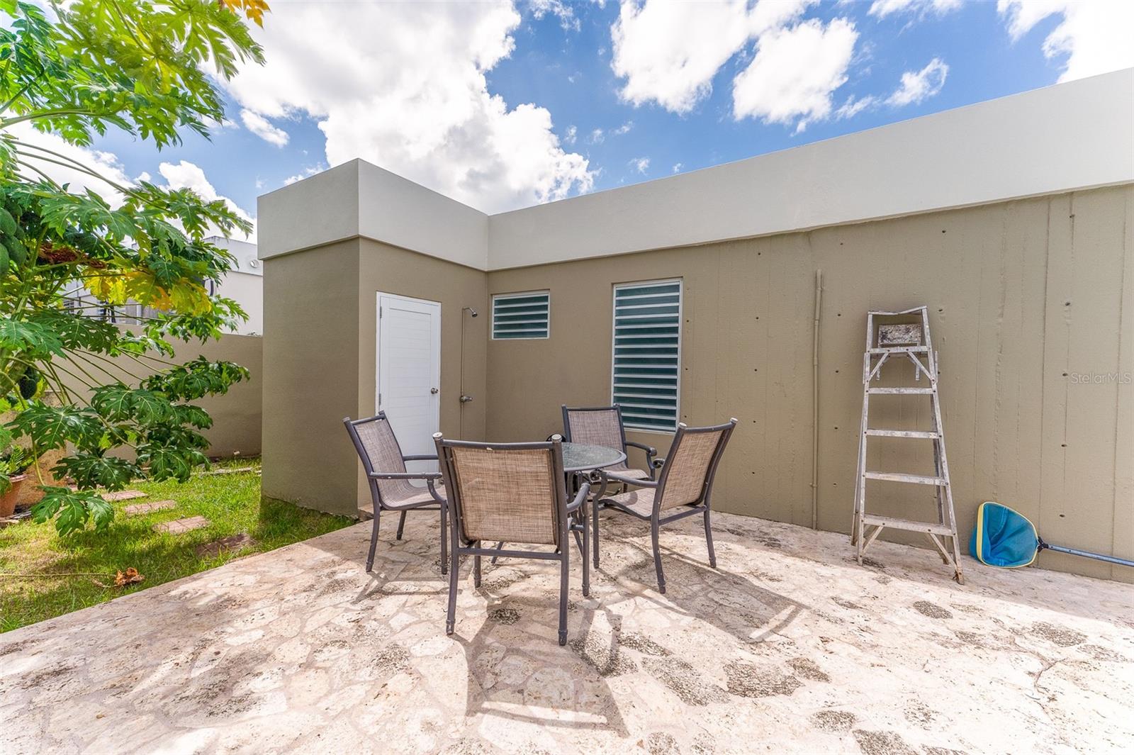 76 CALLE REINA ALEXANDRA