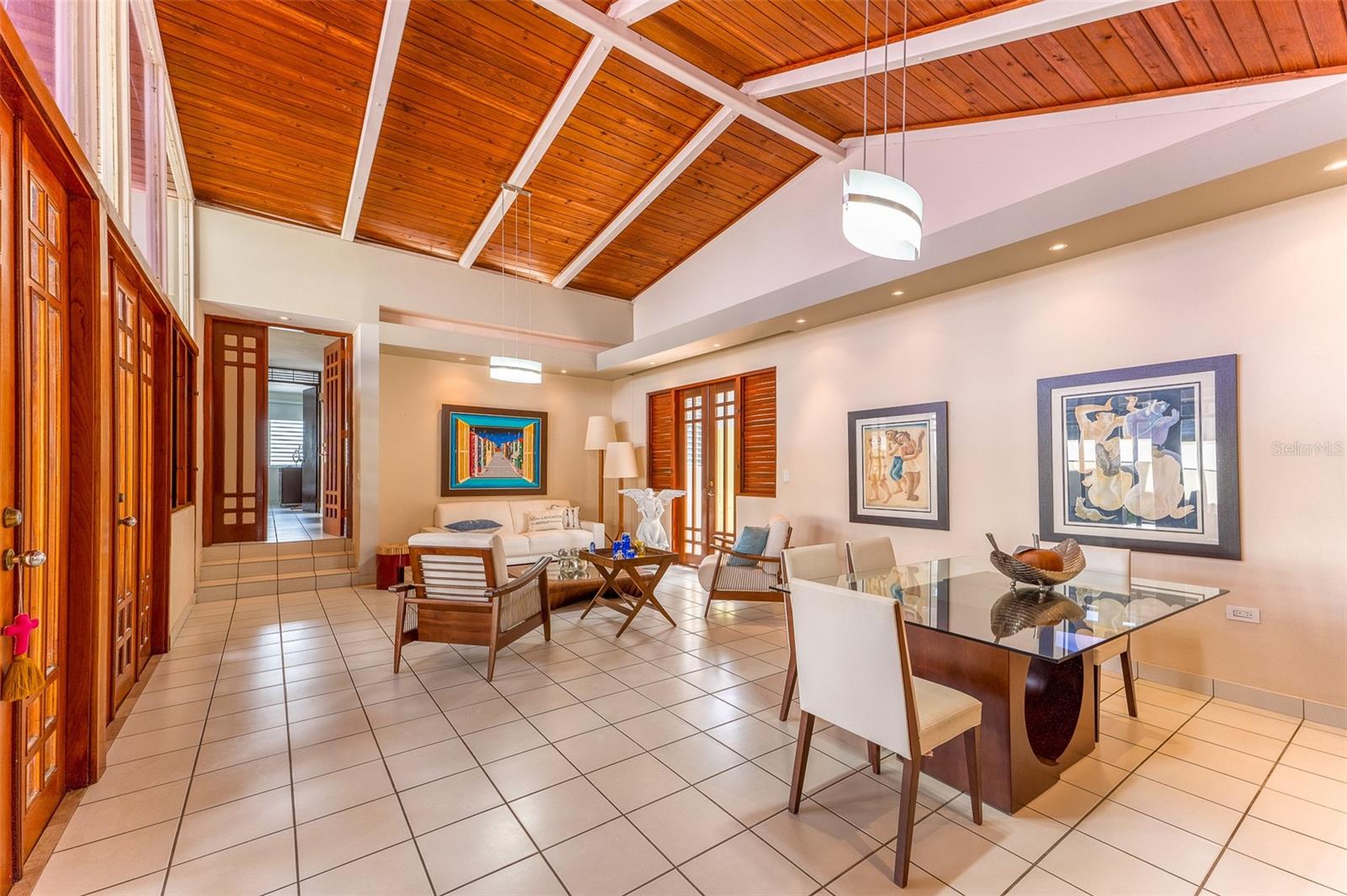 76 CALLE REINA ALEXANDRA