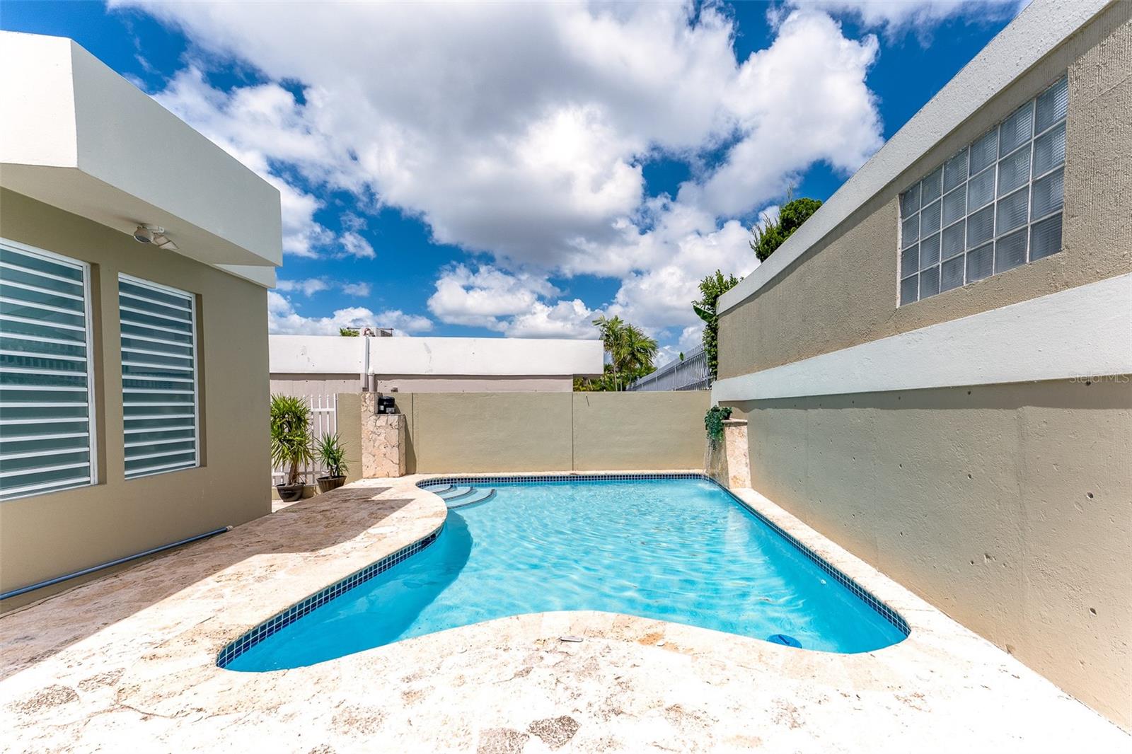 76 CALLE REINA ALEXANDRA