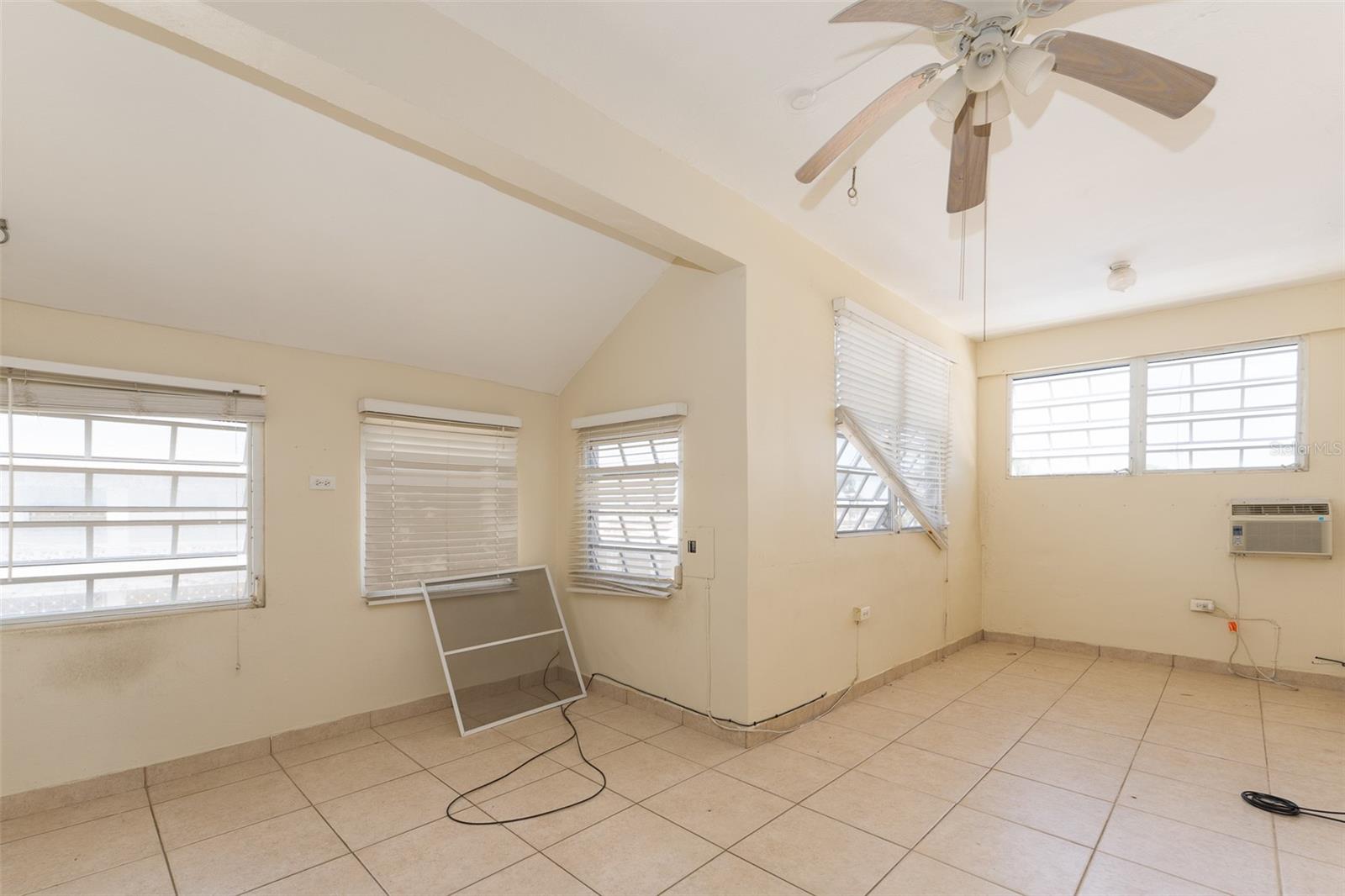 EW-1111 CALLE LUIS CORDOVA