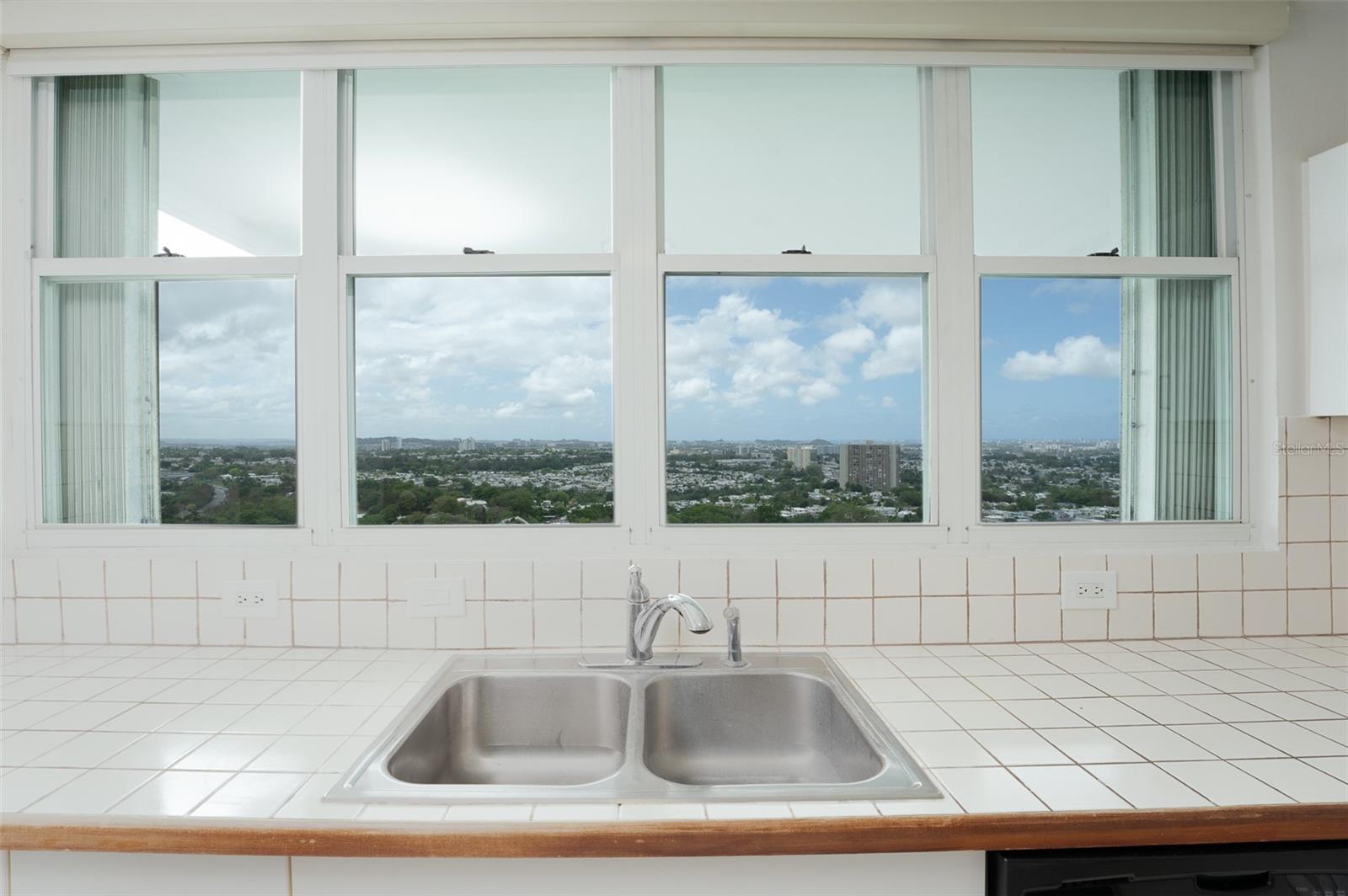 385 AVE FELISA GAUTIER #1703