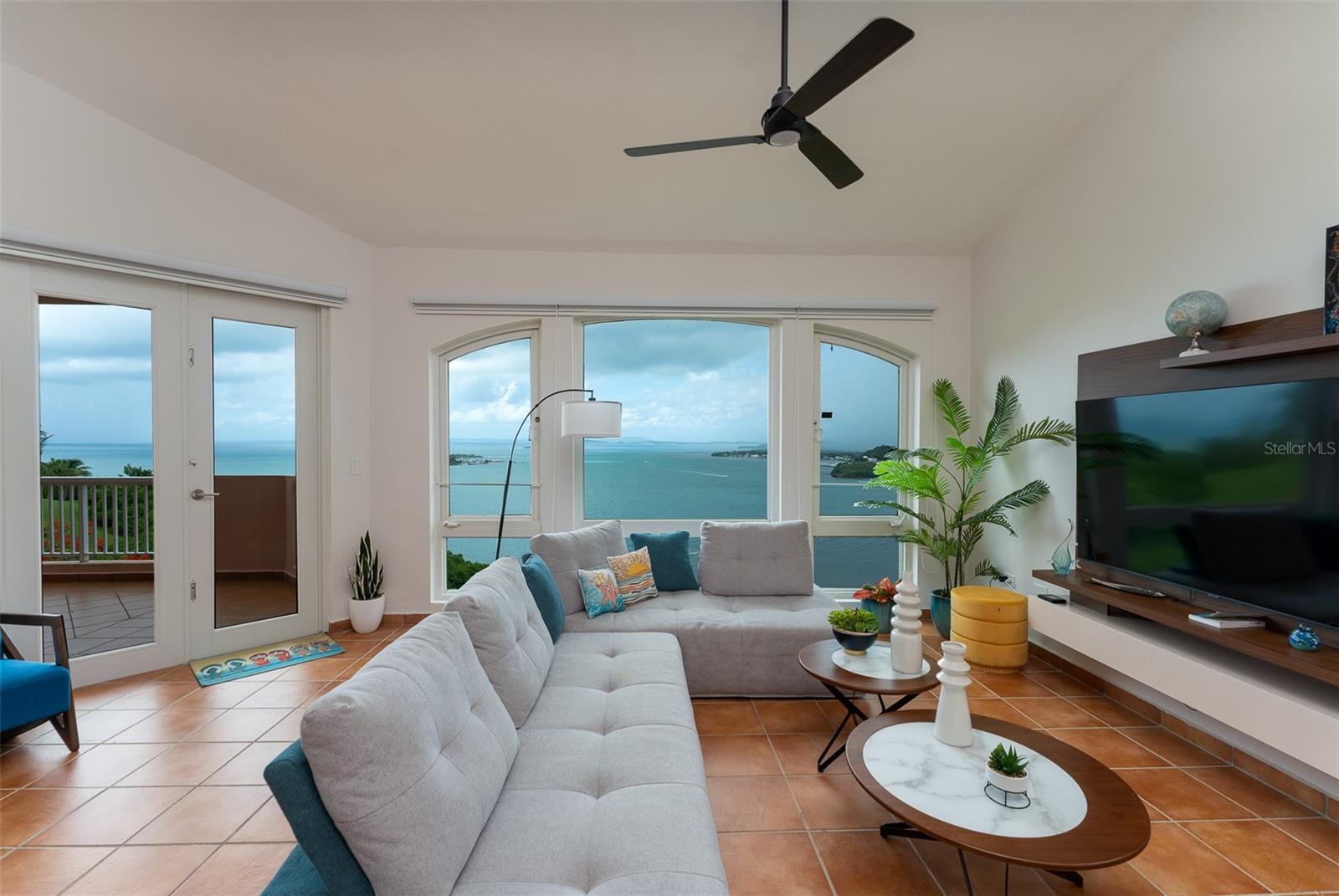 1000 AVE EL CONQUISTADOR #5586