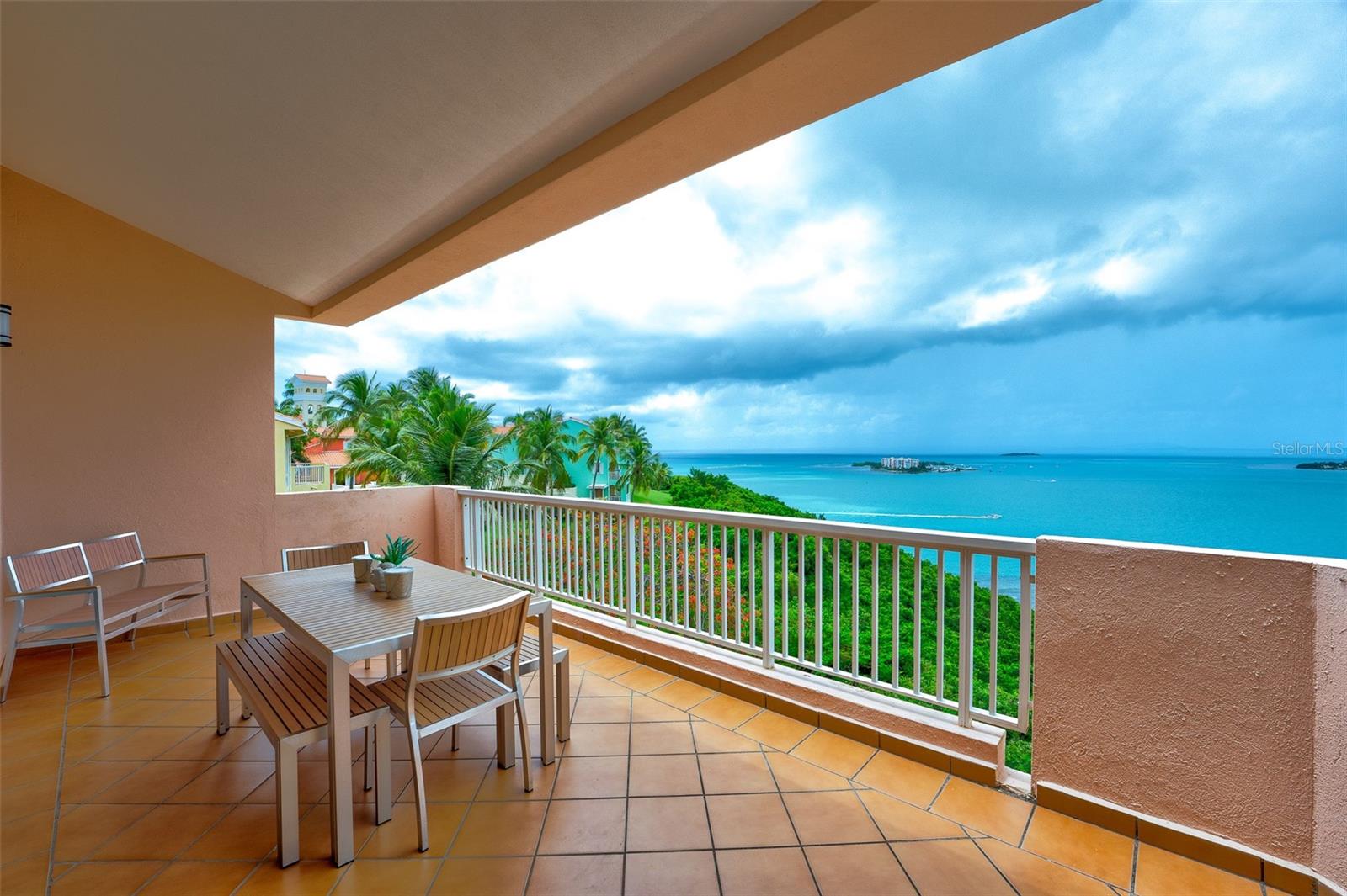 1000 AVE EL CONQUISTADOR #5586