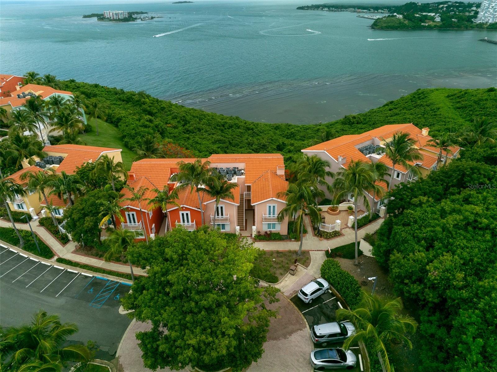 1000 AVE EL CONQUISTADOR #5586