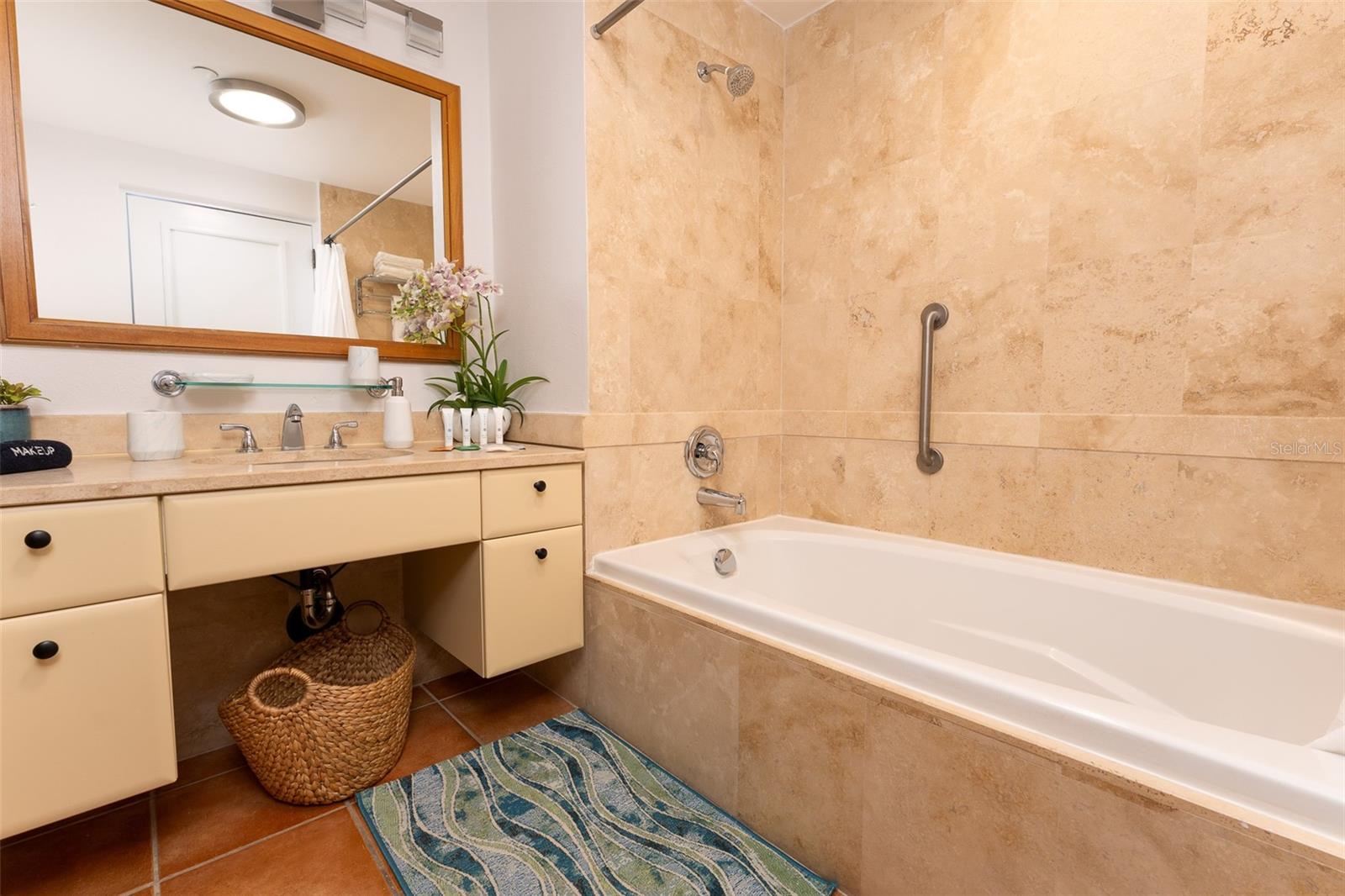 1000 AVE EL CONQUISTADOR #5586