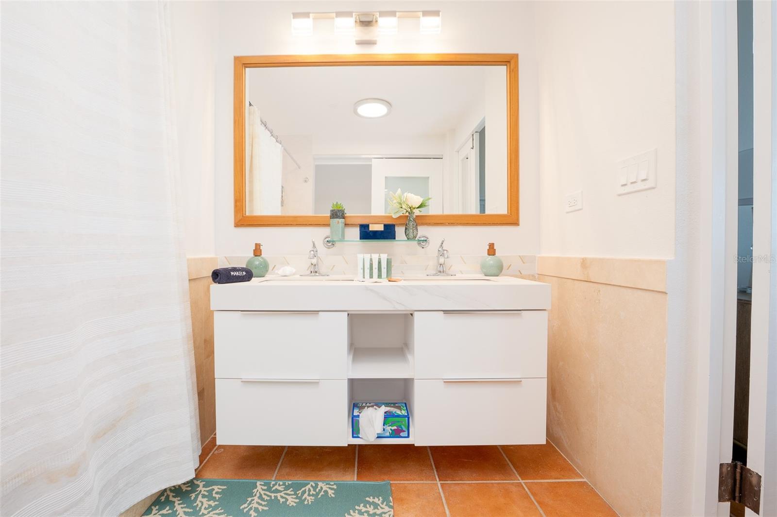 1000 AVE EL CONQUISTADOR #5586