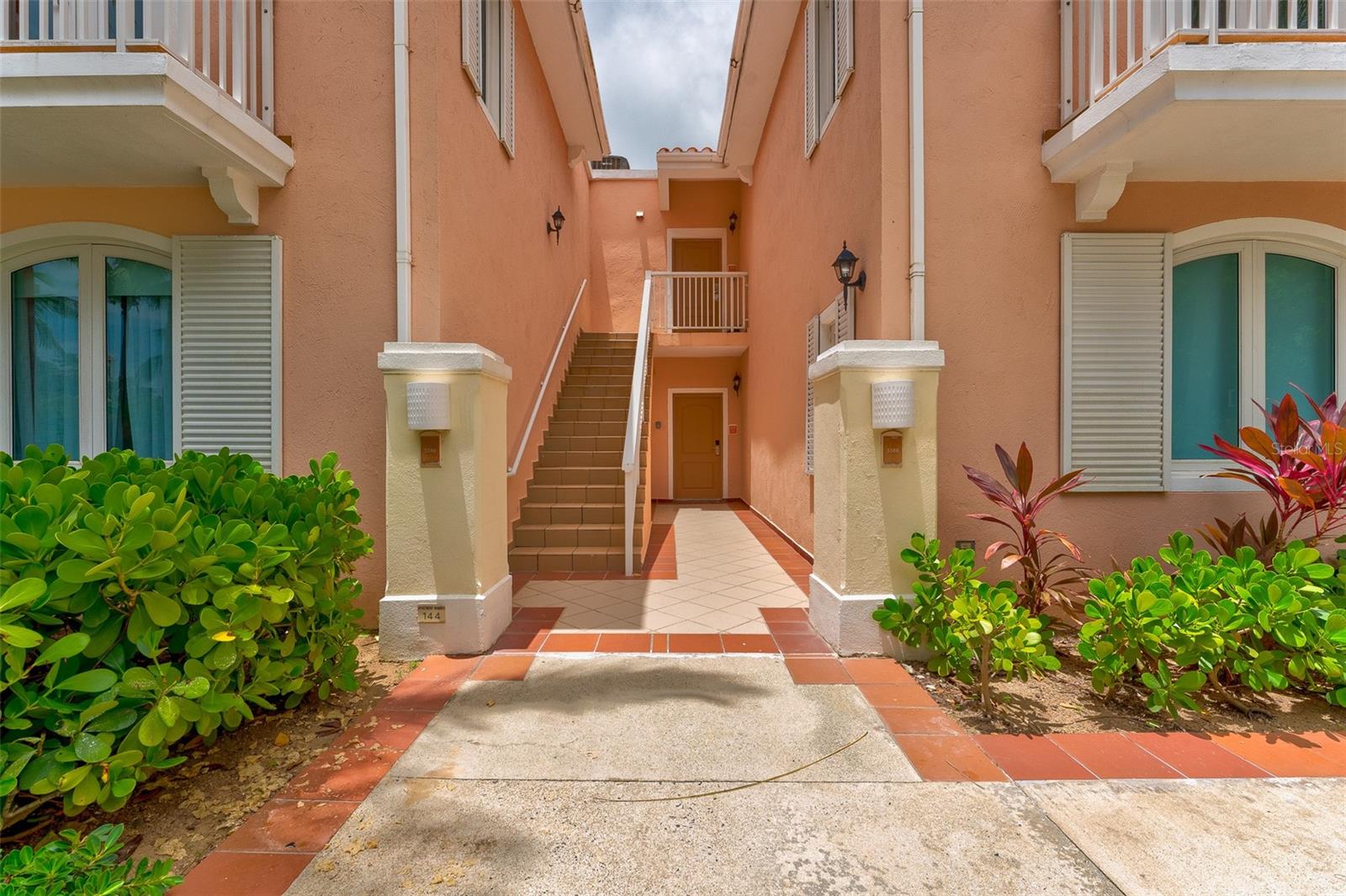 1000 AVE EL CONQUISTADOR #5586