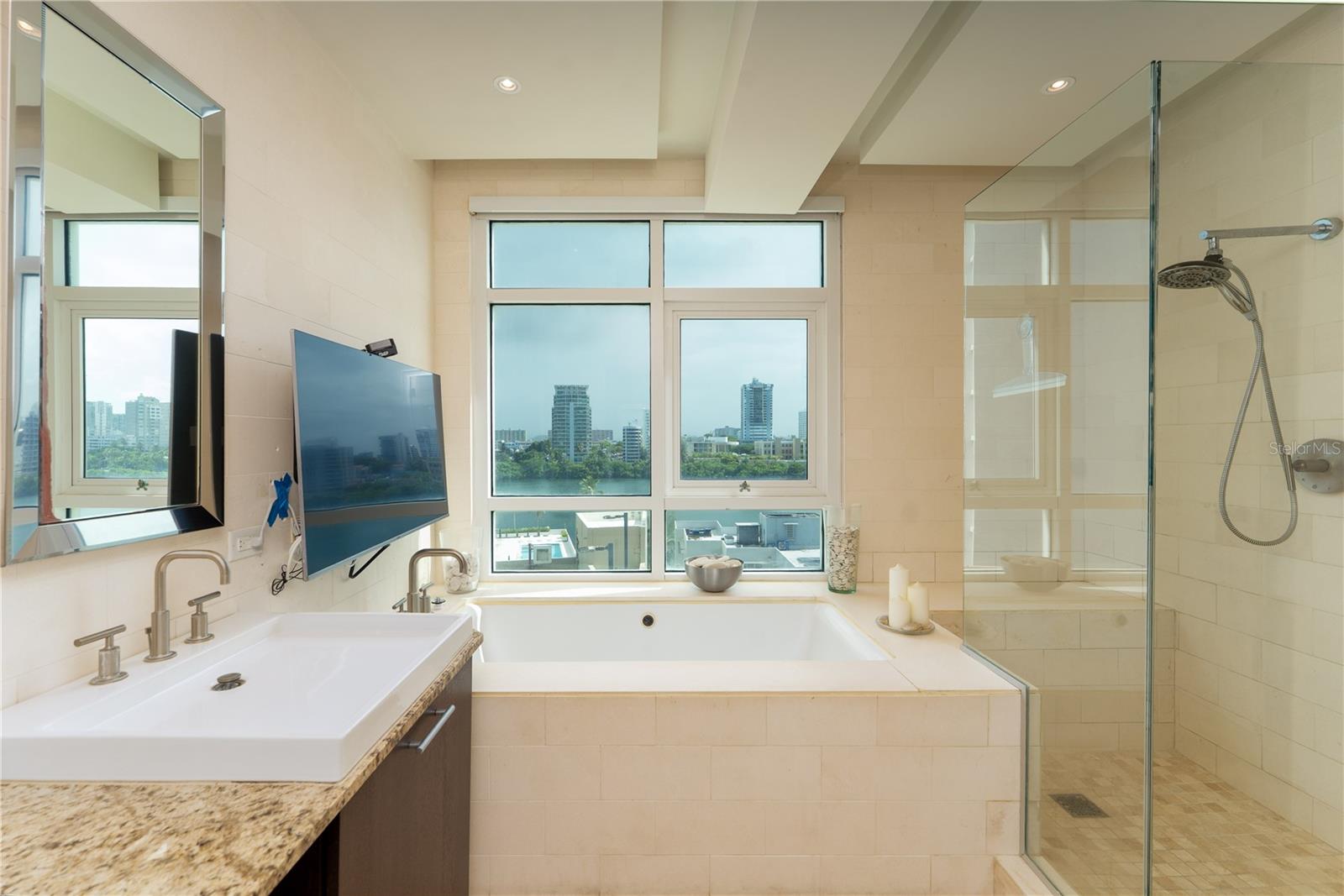 1052 AVE ASHFORD #7