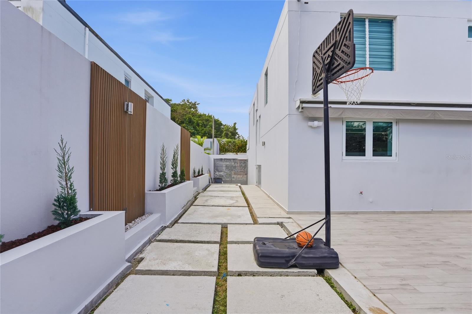 748 CALLE VALLE DEL TOA #748